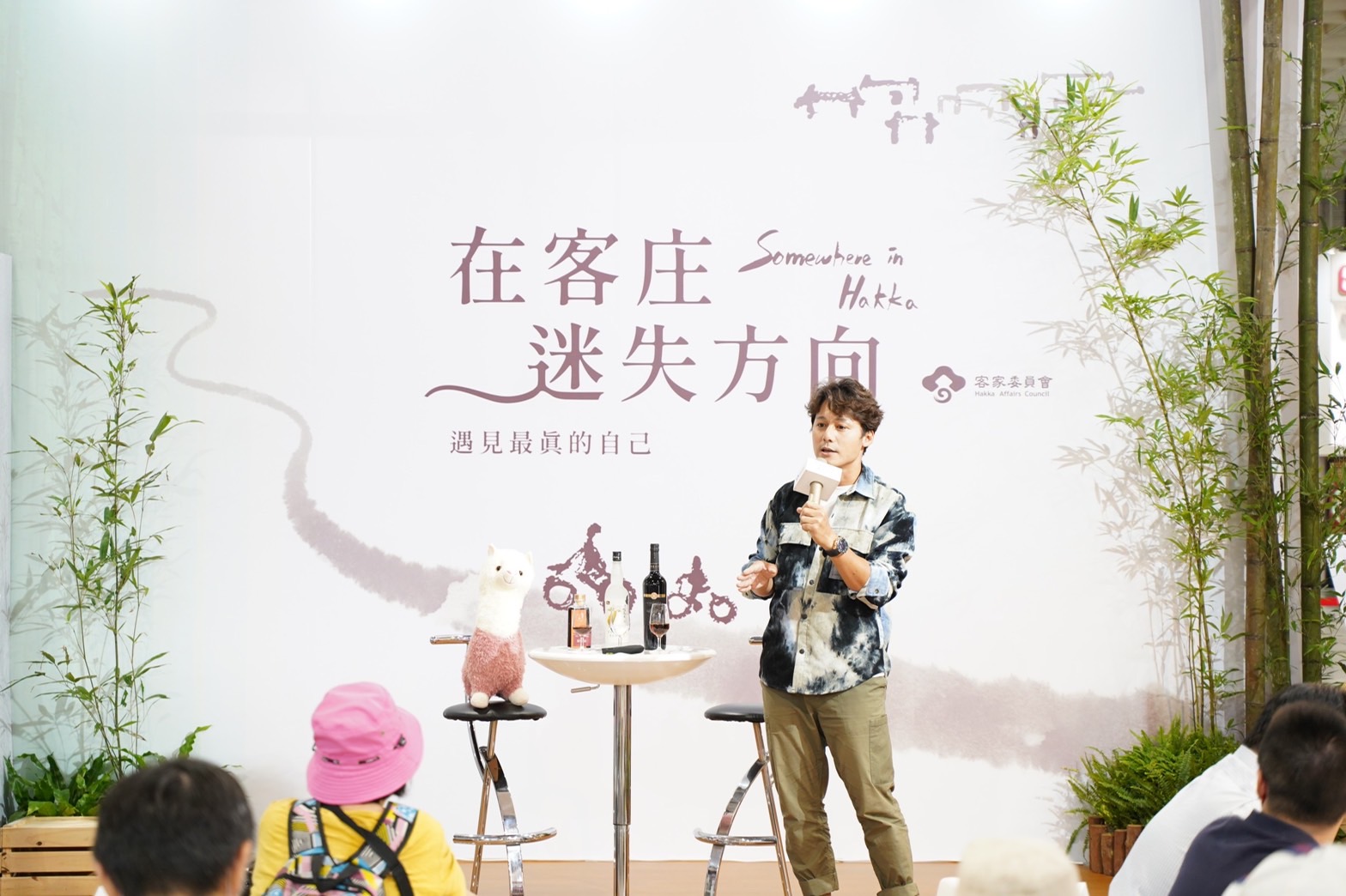 『客家主題館(J817攤位)』每天都會邀請名人現身站台分享客庄旅遊經驗,圖為第一天金鐘行腳主持人廖科溢現身站台。客委會提供