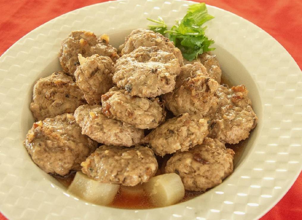 蒸白玉蘿蔔肉餅，絞肉包進油蔥酥、蘿蔔籤、蘿蔔葉等，口感十分多層次，而蘿蔔肉餅下鋪滿的白玉蘿蔔，非常鮮甜下飯。洪俊傑攝