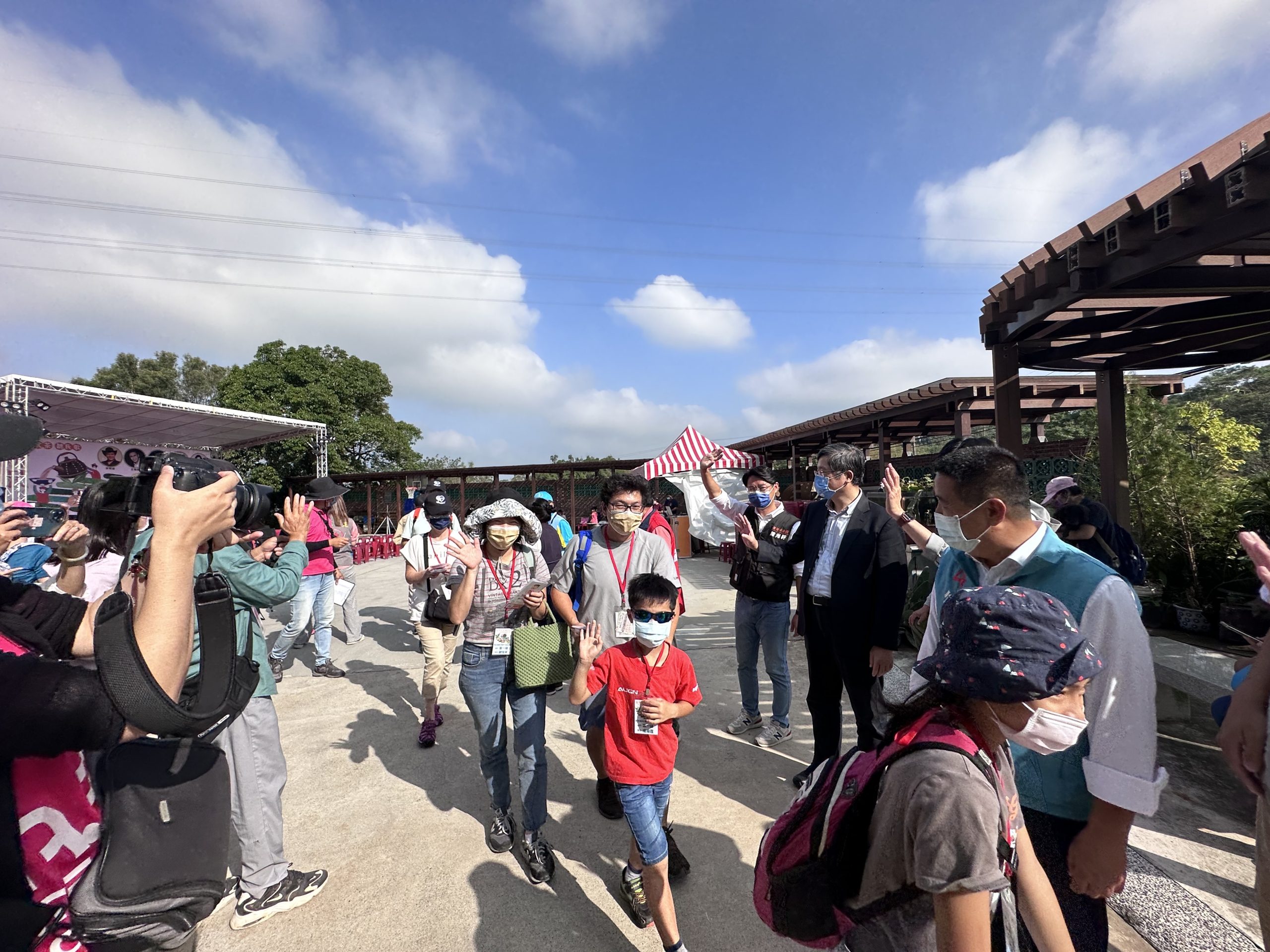 今天天氣晴朗,許多遊客到訪頭份後花園參加「頭份菁採茶歌節」體驗活動。客委會提供
