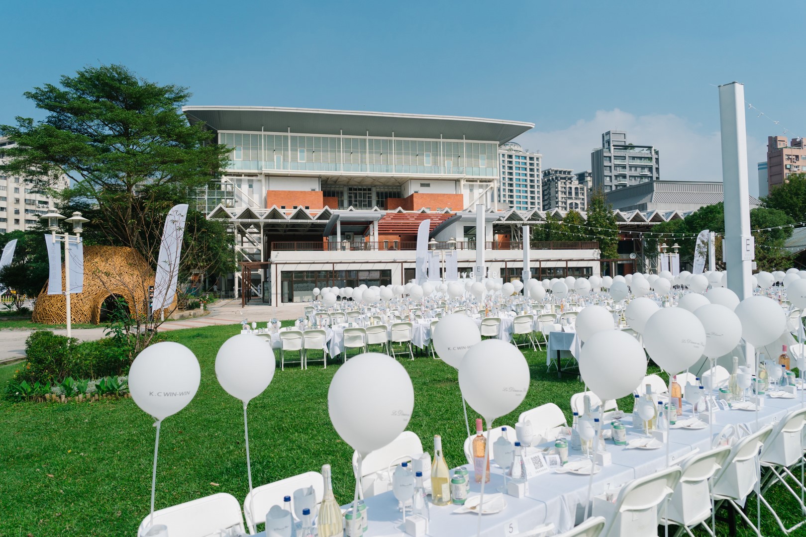 今年11/12舉辦的「國際白色野餐 Le Dîner en Blanc」結合客家特色,選在北市客家文化主題公園辦理,食材也特別挑選客家美食。北市客基會提供