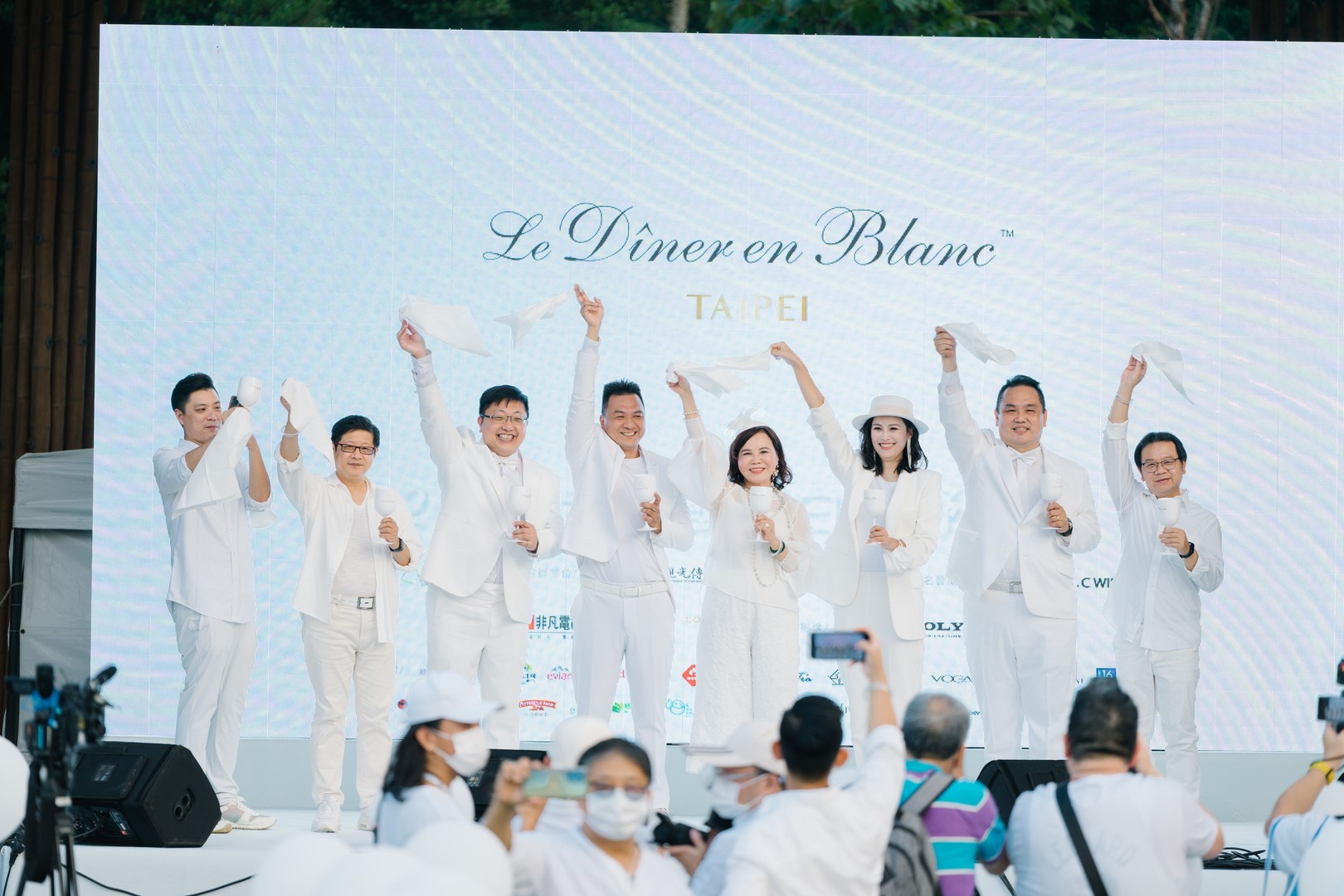 客家文化基金會與法國「國際白色野餐 Le Dîner en Blanc」主辦單位,邀請大家共同舉杯享受絕美的國際白色野餐活動。北市客基會提供