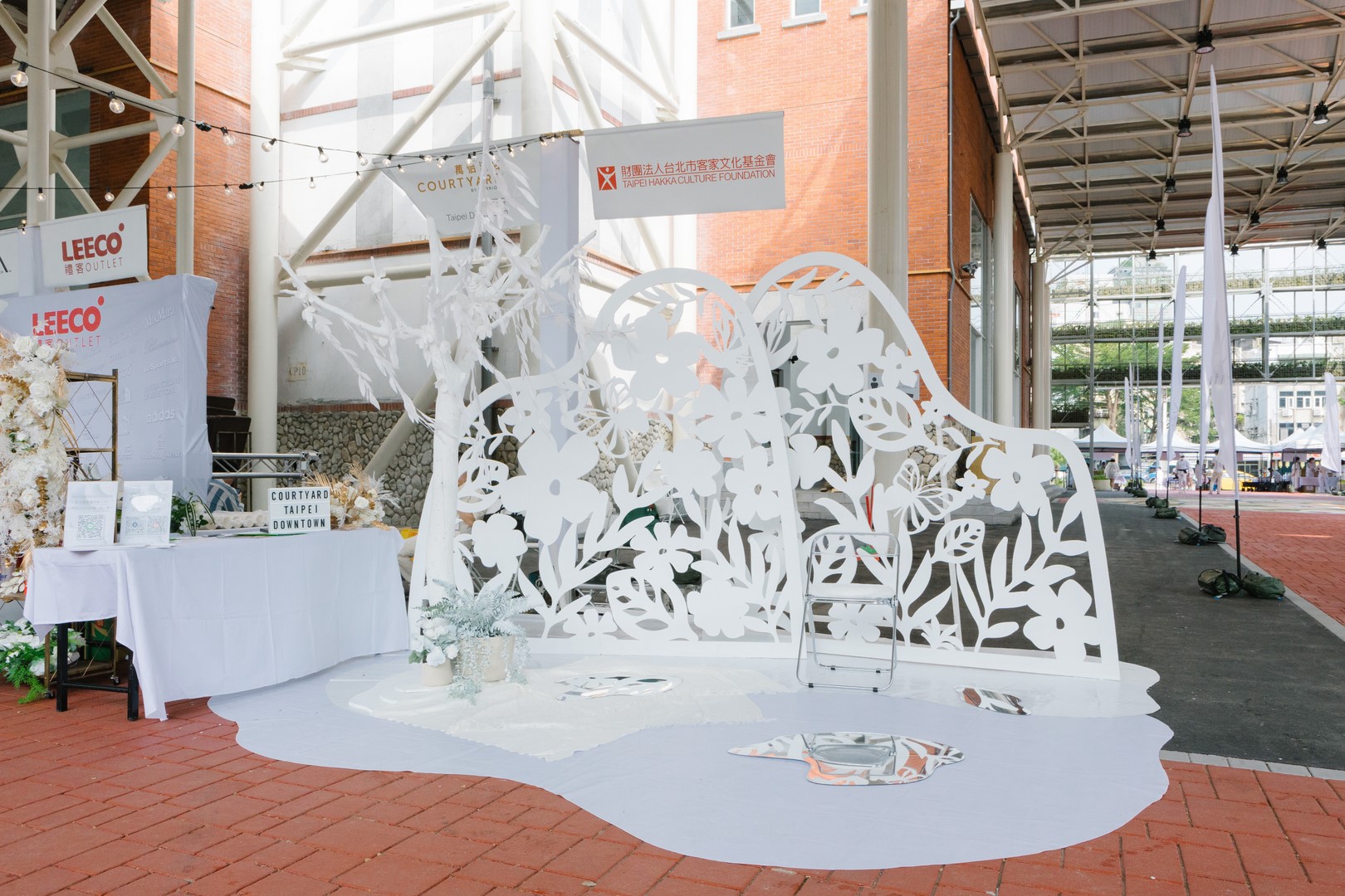 今年的「國際白色野餐 Le Dîner en Blanc」設在北市客家文化主題公園,週邊也精心佈置起來,非常適合民眾拍照打卡。北市客基會提供