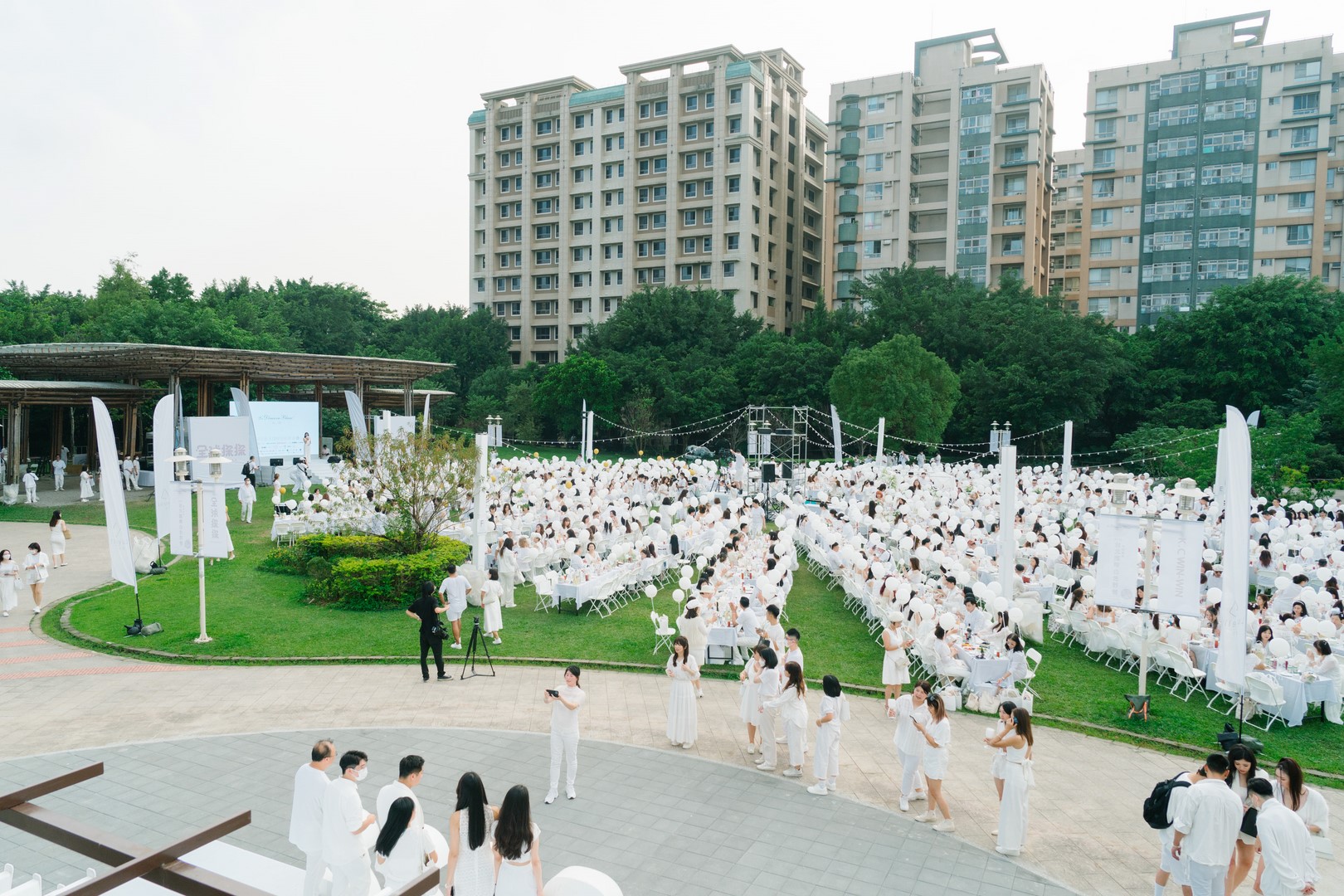 客家文化基金會,首次獲得法國「國際白色野餐 Le Dîner en Blanc」正式授權。北市客基會提供