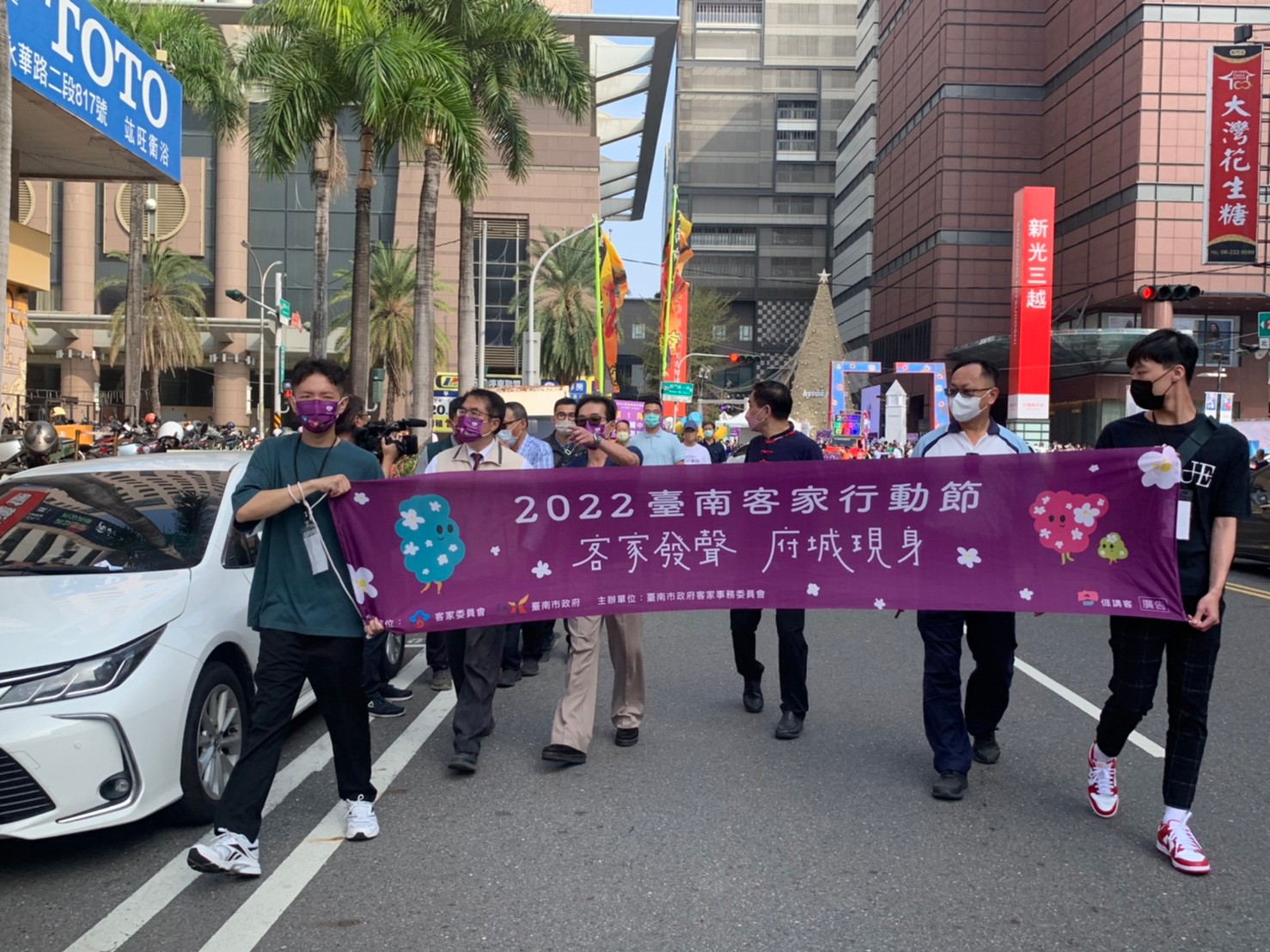 臺南市長黃偉哲(左二)、客家委員會副主委鍾孔炤(左三)、市議員王家貞、沈震東與「客家大偶」領軍打頭陣,和大家一起上街踩街。臺南客委會提供