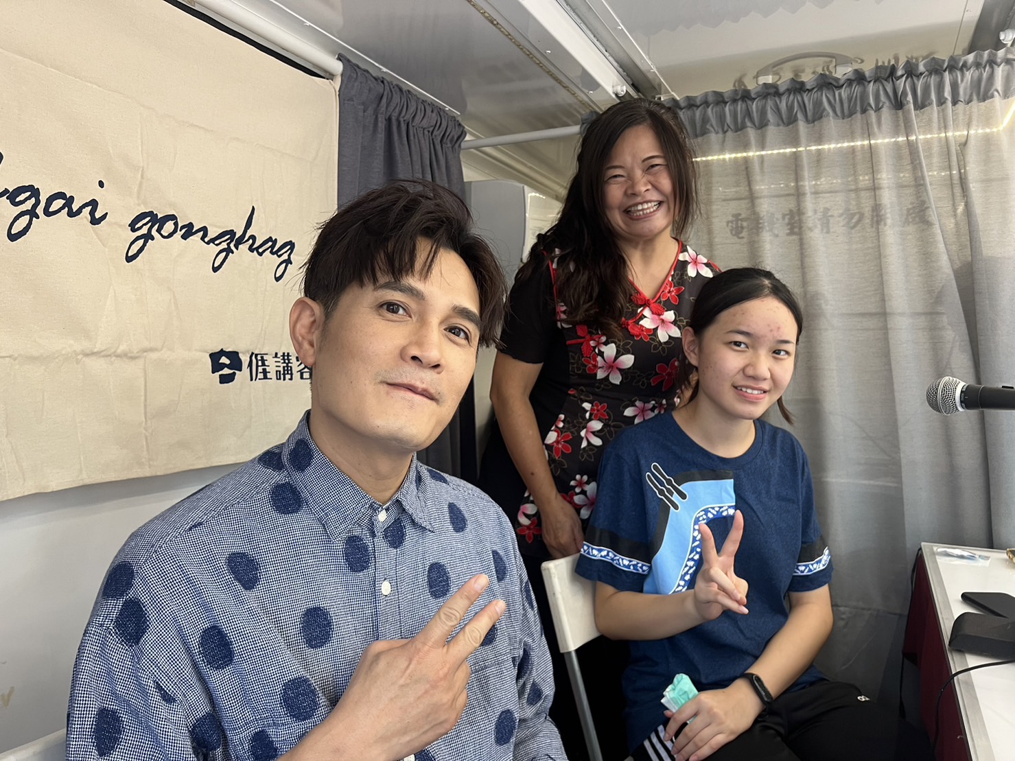 小DJ黃銘暄(右一)訪問羅文裕(左一）。講客電臺提供