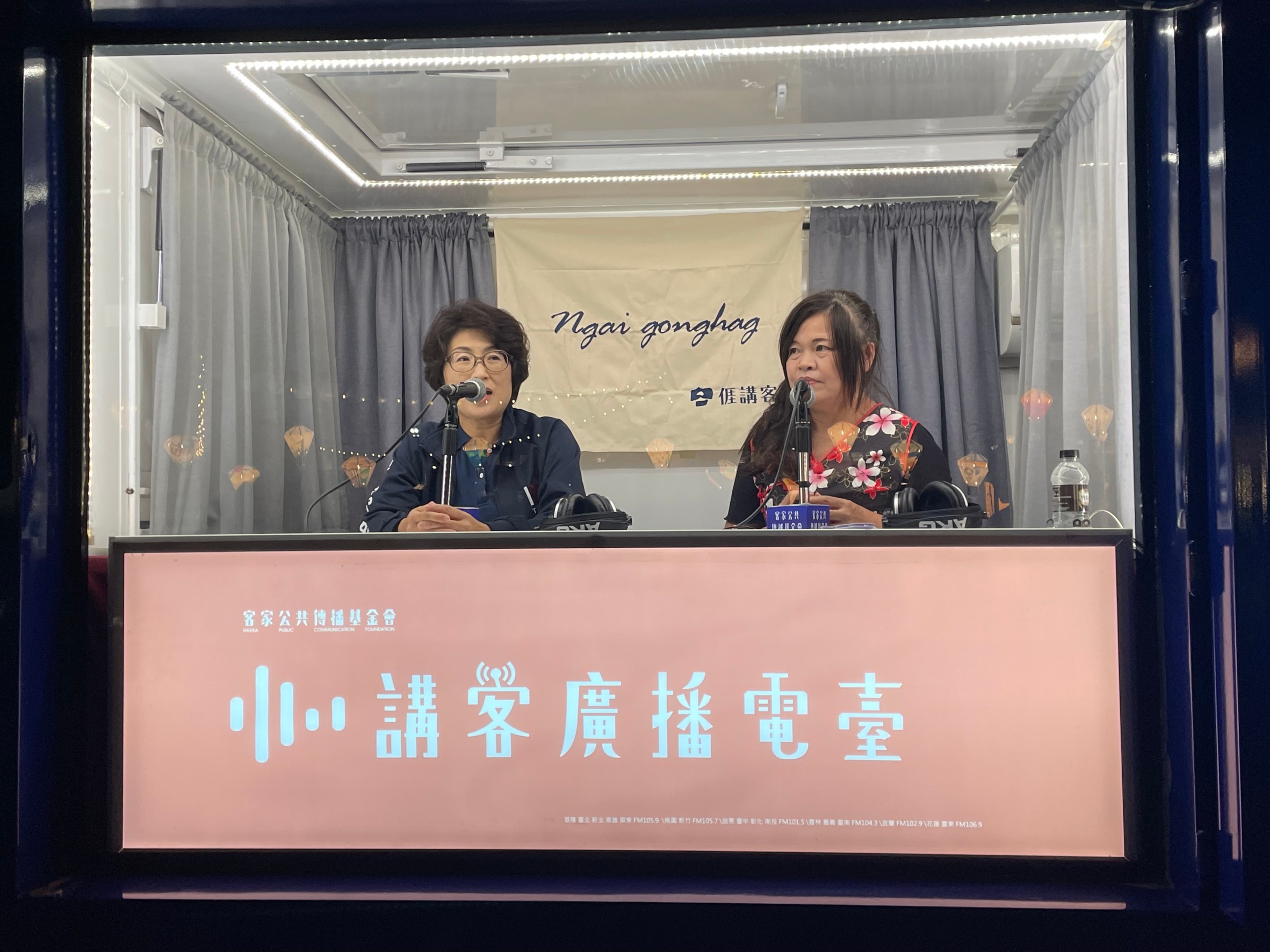 訪問台東縣長饒慶齡(左一)。講客電臺提供