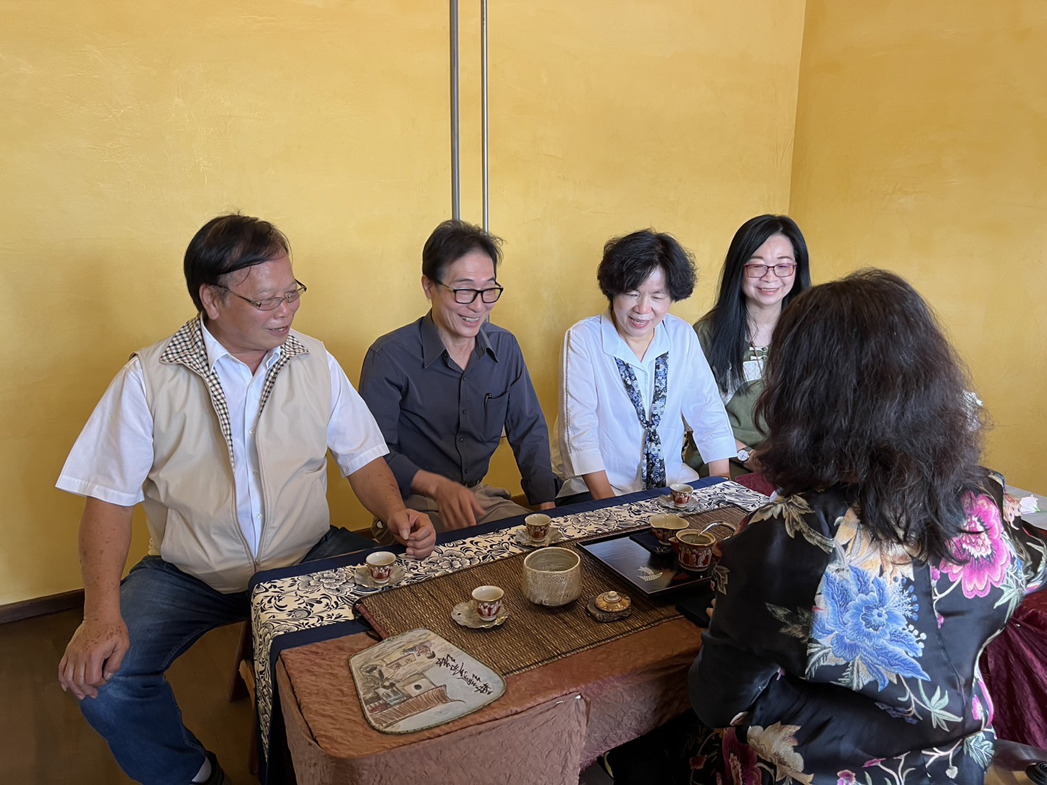 蕭屋洋樓修復工程完工，客委會副主委鍾孔炤（左二）、屏東縣副縣長吳麗雪（左三）到場見證。客家委員會提供