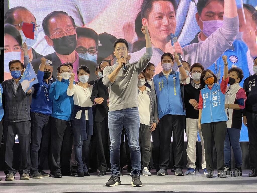 國民黨台北市長候選人蔣萬安（前中）26日在選舉開票過程中持續領先，晚間自行宣布當選，除感謝支持者相挺，也喊話表示已迫不及待要實踐自己的政見願景。中央社