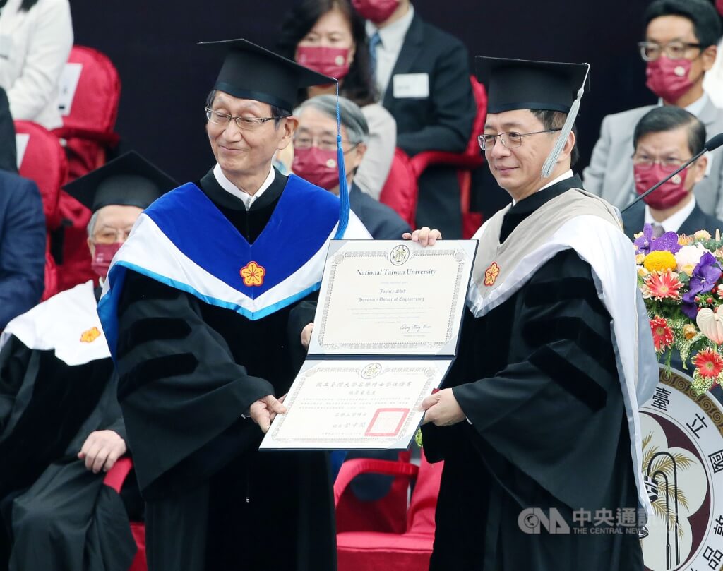 台灣大學15日舉辦創校94週年校慶典禮,校長管中閔(前右)頒發名譽博士學位給華碩電腦董事長施崇棠(前左)。中央社