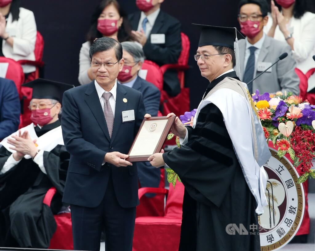 台灣大學15日慶祝創校94週年校慶,校長管中閔(右),頒發中央研究院前院長翁啟惠(左)等10人獲得傑出校友。中央社