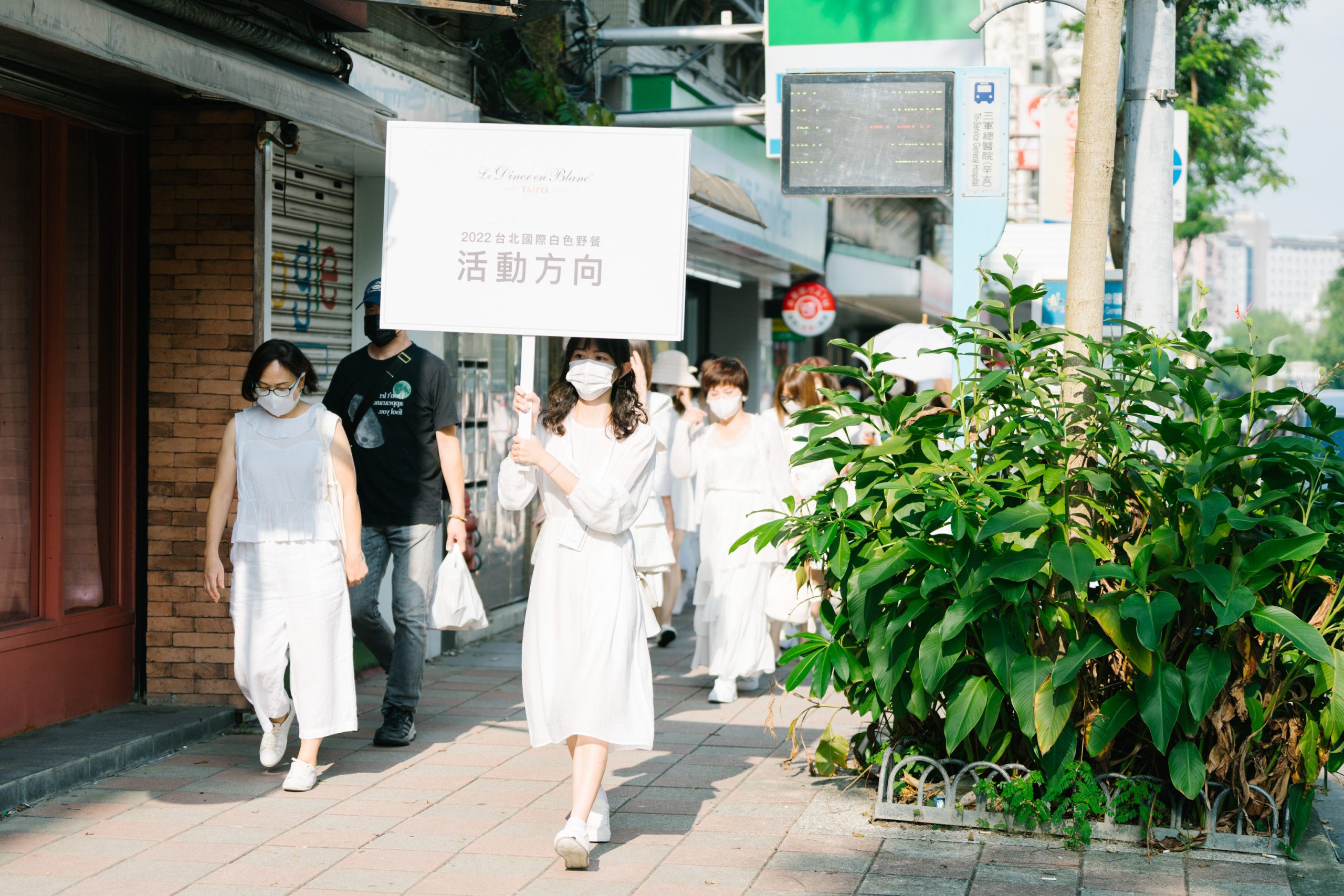 法國 Le Déner en Blanc白色野餐規範,保密到最後一刻,今年報名參加活動的民眾,只被通知「在台電大樓站1號出口集合!」,再由工作人員舉牌引導乘車,神秘感十足。
