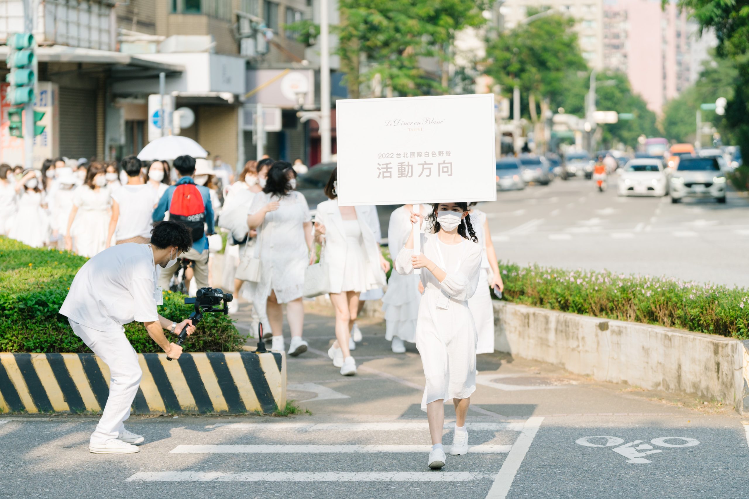 法國 Le Déner en Blanc白色野餐規範,保密到最後一刻,今年報名參加活動的民眾,只被通知「在台電大樓站1號出口集合!」,再由工作人員舉牌引導乘車,神秘感十足。