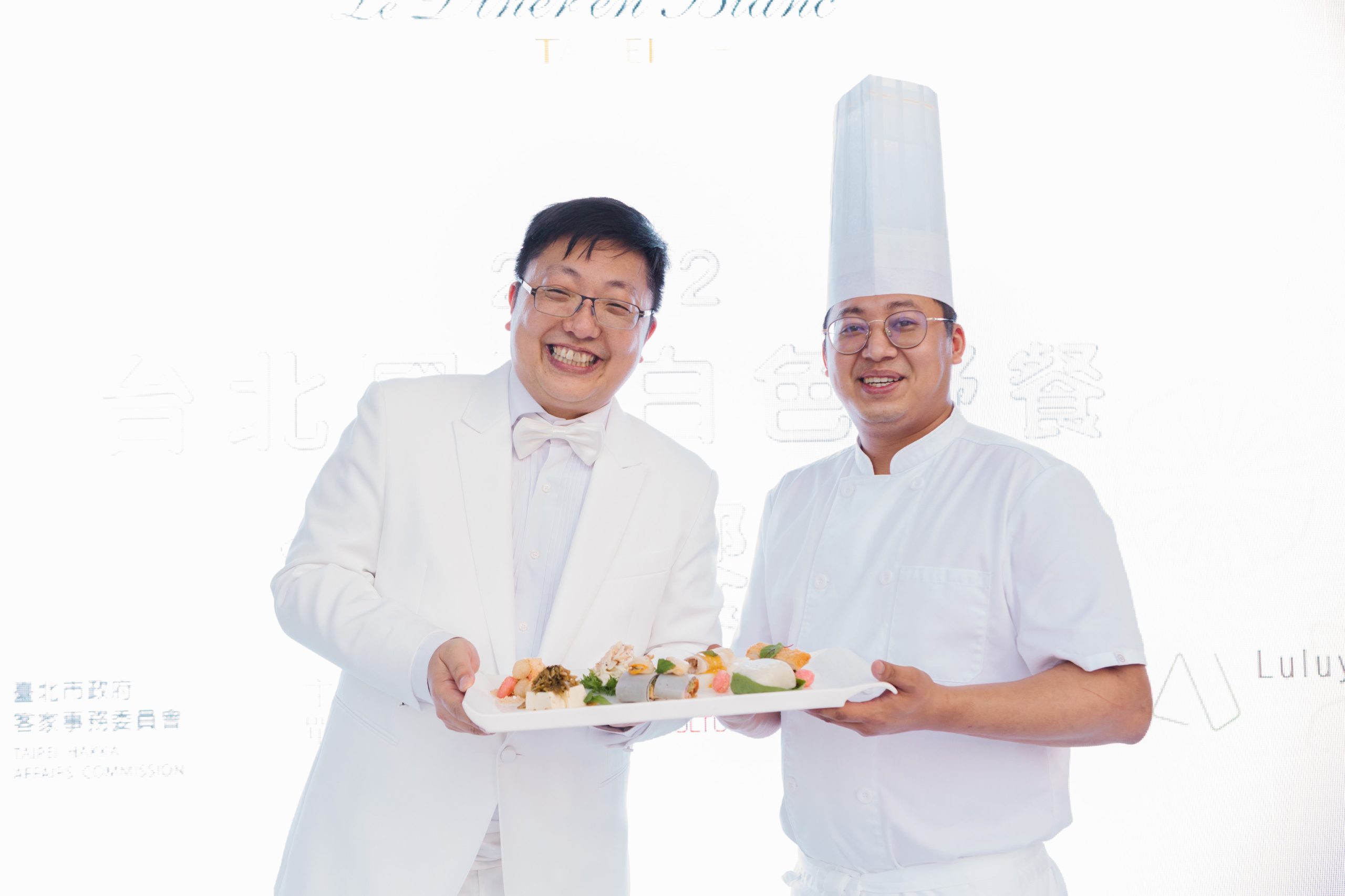 這次的國際白色野餐食材方面,邀請到「客家大廚盧俊斌」(右)擔任本活動料理長。