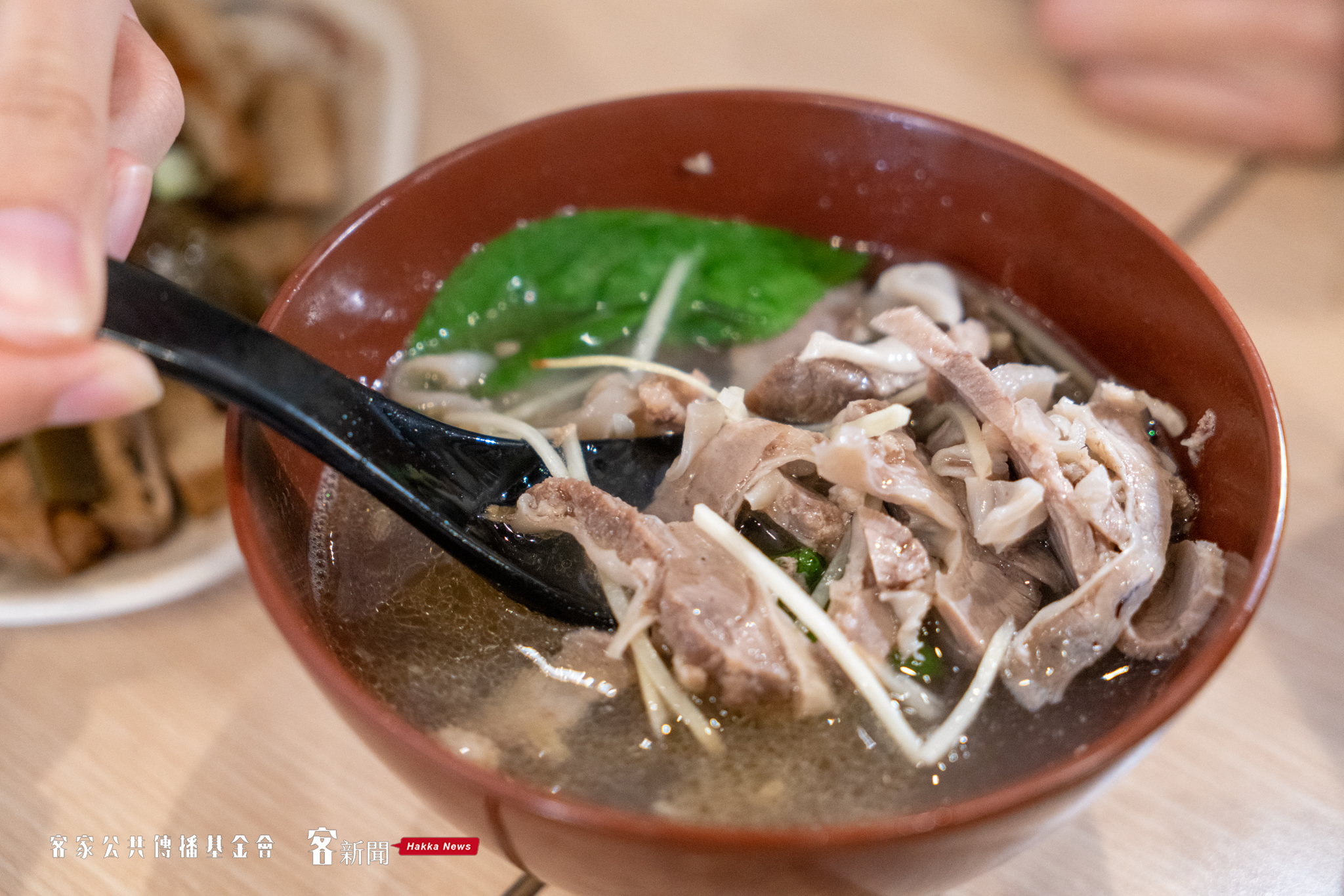肝連肉湯滿滿的肉片,還可以免費續湯!宋佩遙攝