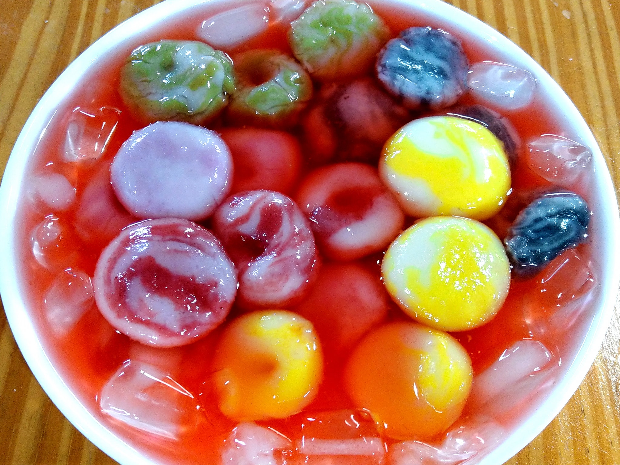 彩色的牛汶水（牛搵水）都用天然食材調色。客家粄仔工坊提供