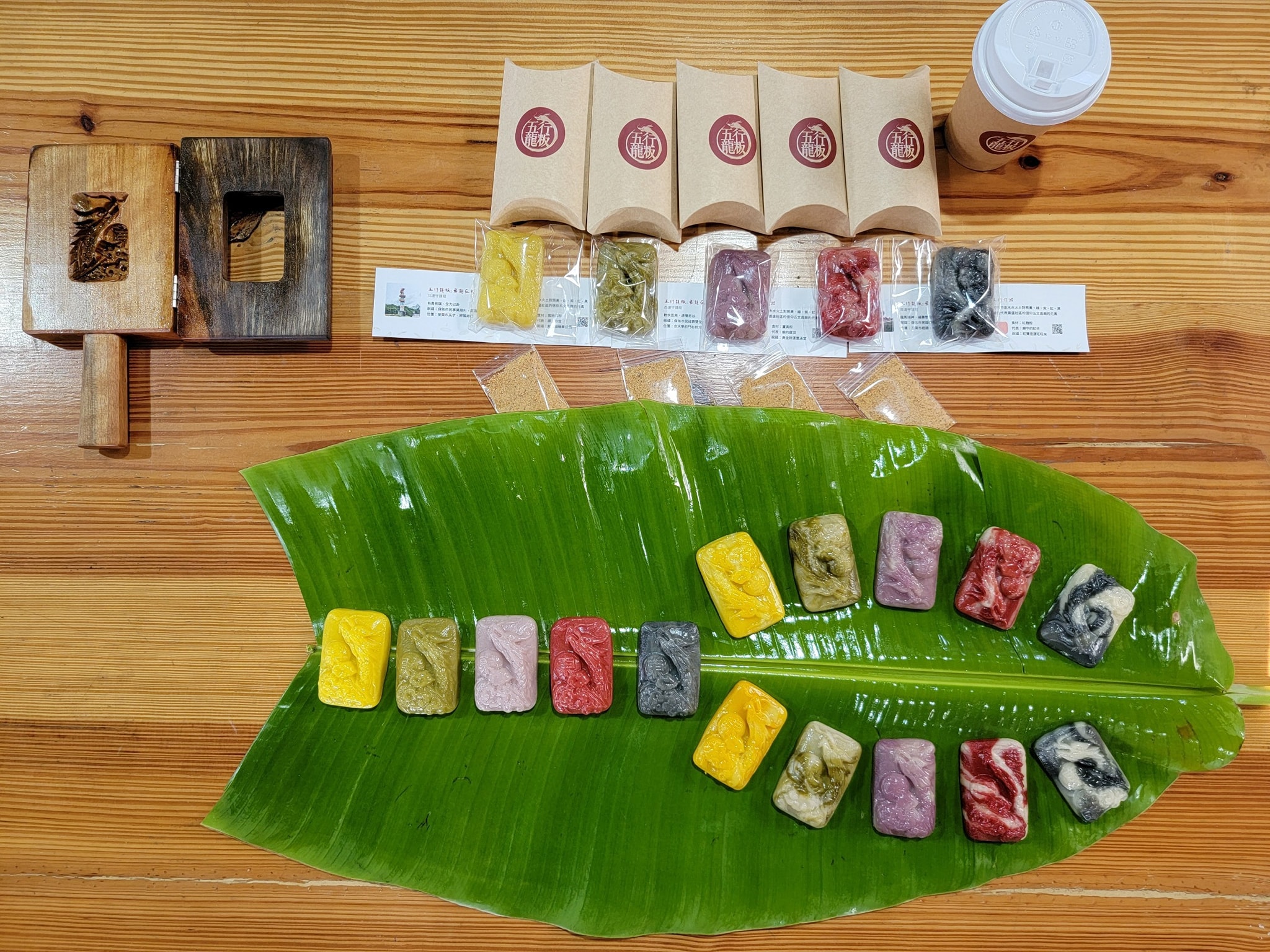 彩色五行龍粄看起來美味。客家粄仔工坊提供