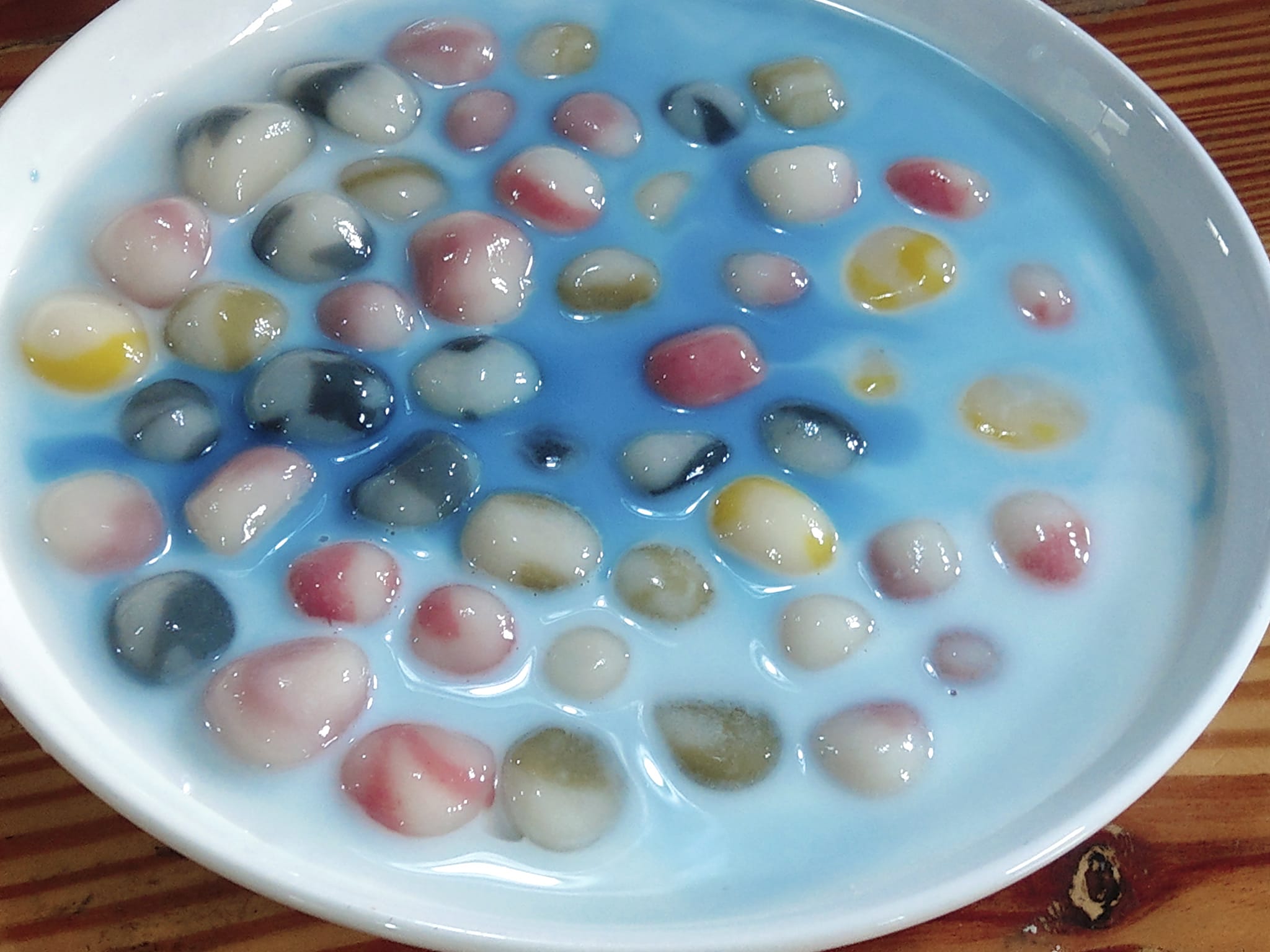 色彩繽紛的琉璃湯圓。客家粄仔工坊提供