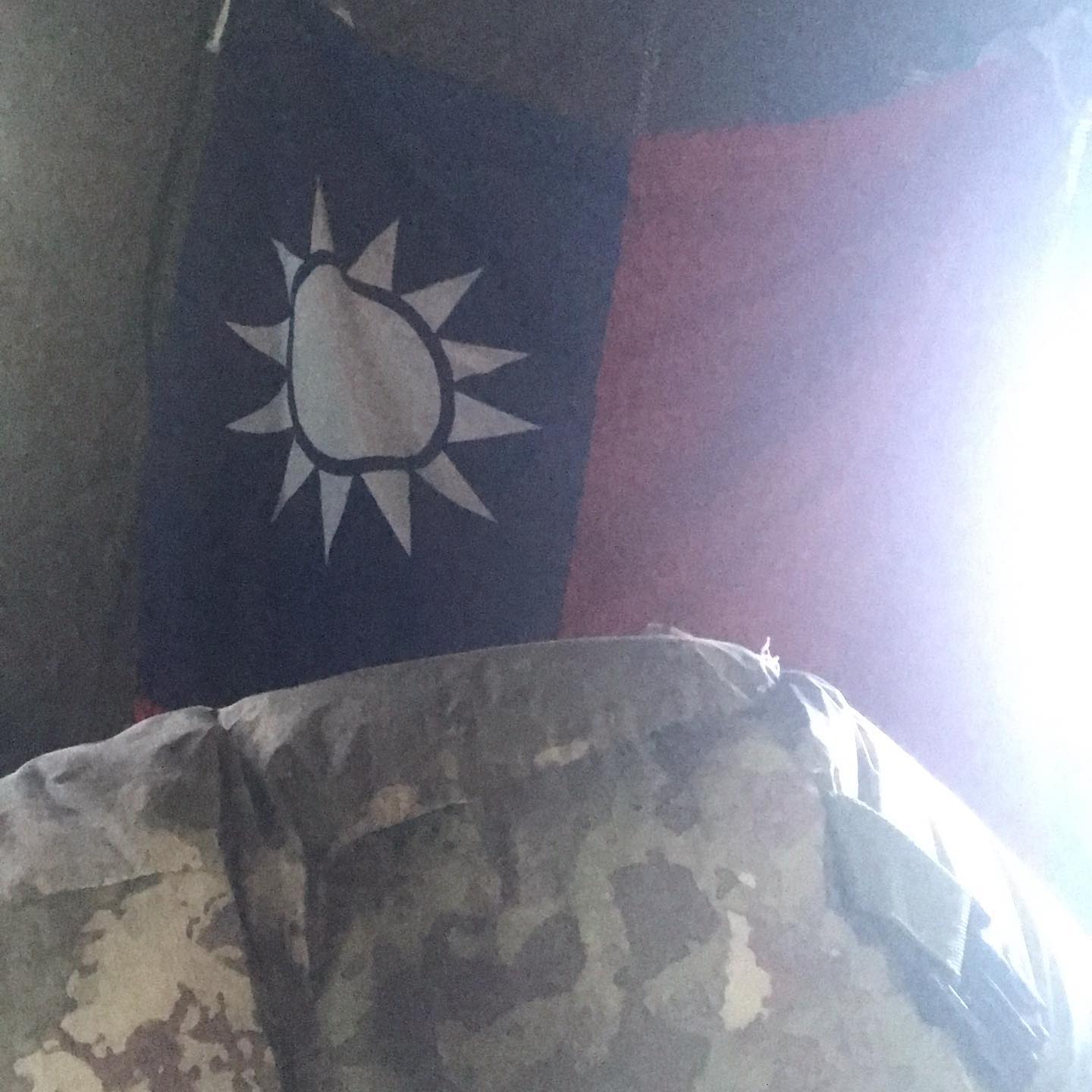 曾聖光在烏克蘭戰鬥時，帶著中華民國國旗。翻攝世界特種部隊與軍武資料庫