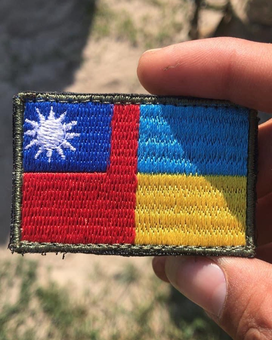 曾聖光在烏克蘭戰鬥時，將烏克蘭與我們的國旗縫成一個臂章。翻攝世界特種部隊與軍武資料庫