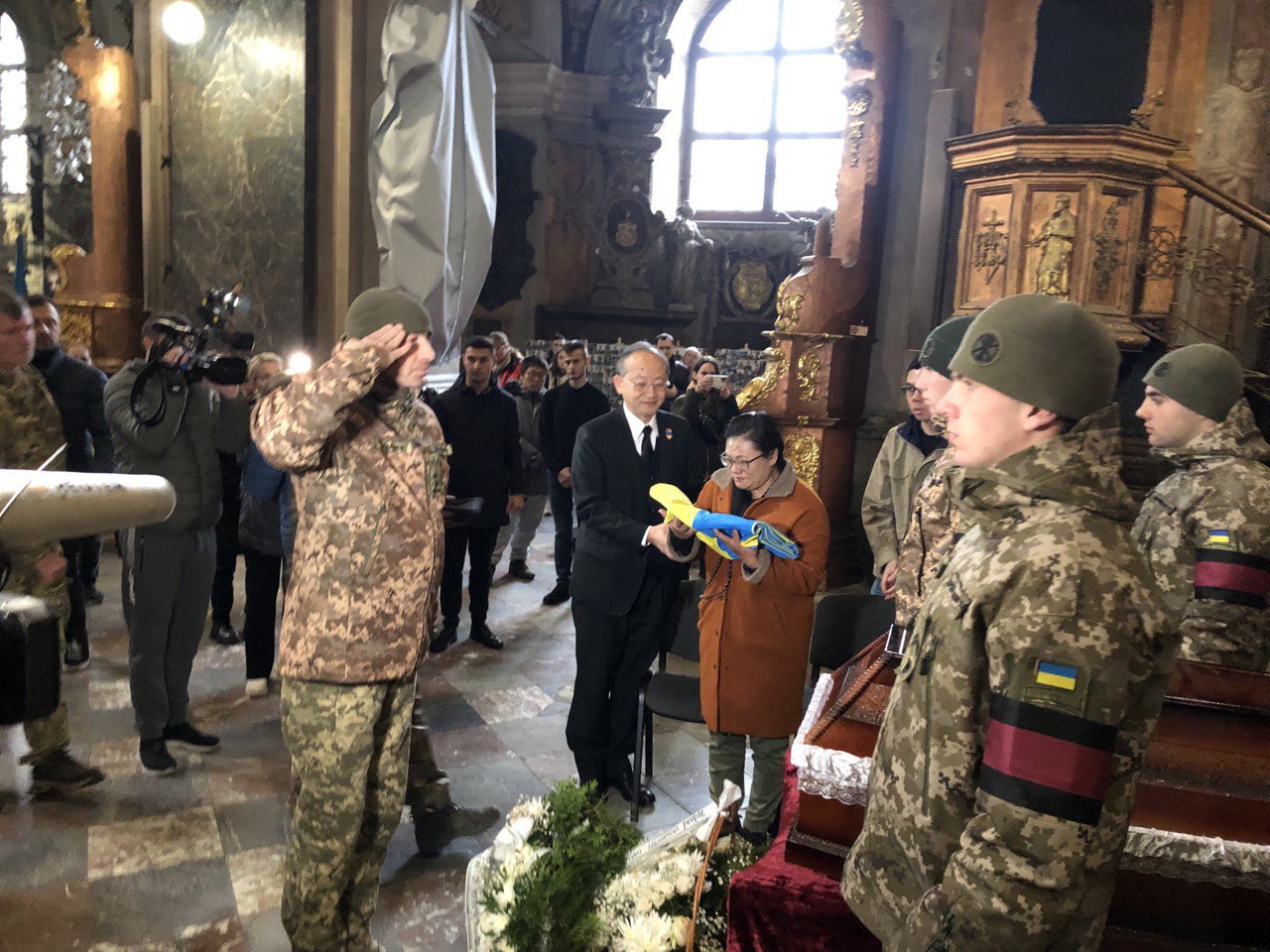 軍方代表向曾聖光的家屬致贈烏克蘭國旗與獎章。外交部提供