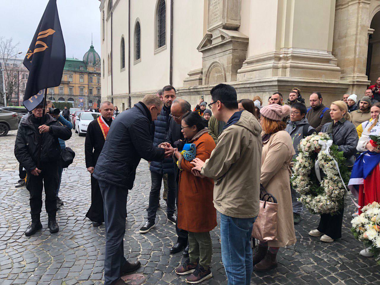 沃夫市(Lviv)市長Andriy Sadovyi向曾聖光的家屬致意，我國駐波蘭代表陳龍錦大使在陪全程陪同。外交部提供