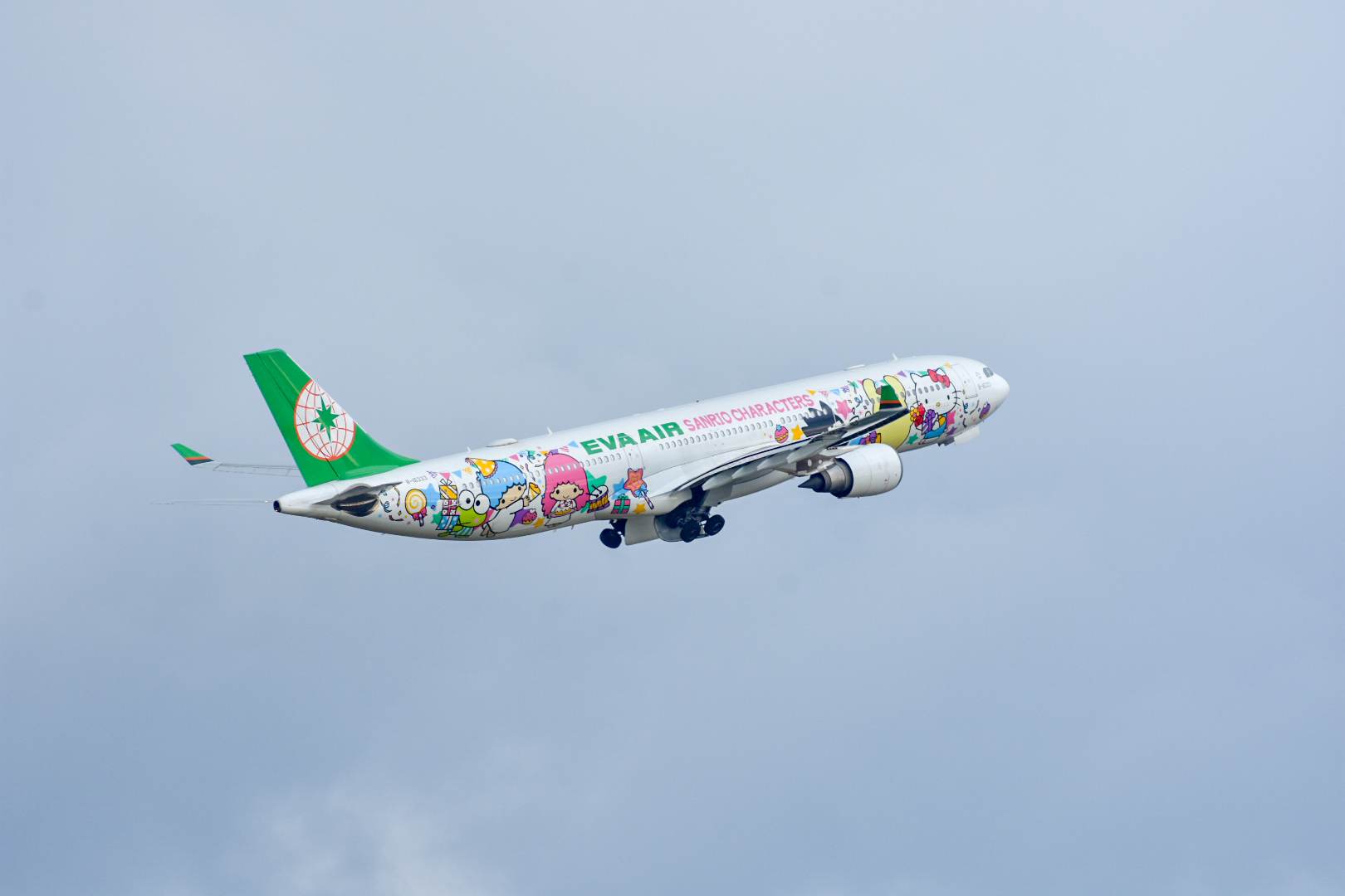 桃機公司公布10月數據,較110年同期增加262%,客運量已連9個月回升,圖為長榮派對彩繪機。洪俊傑攝