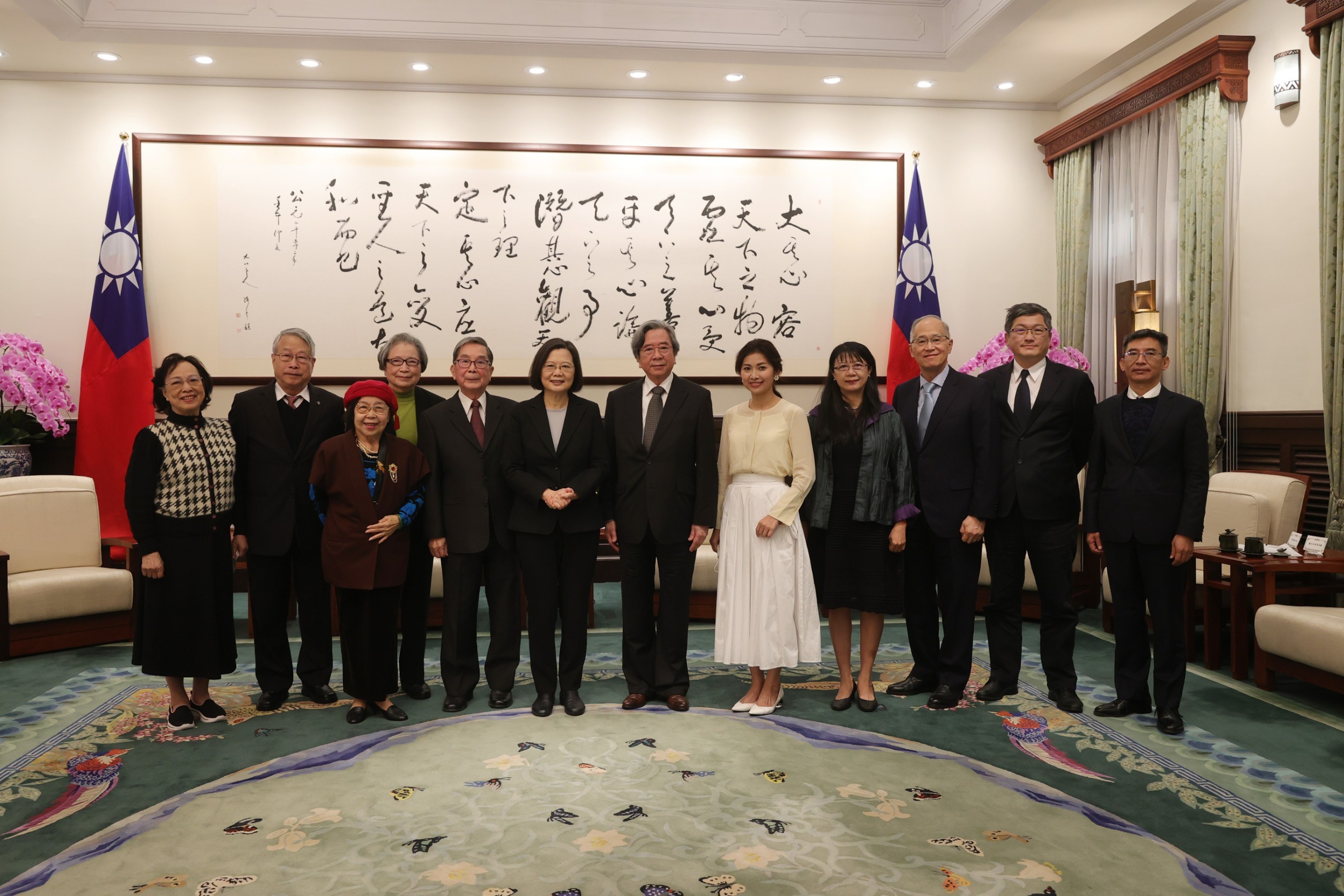 總統蔡英文2021年12月7日接見客家貢獻獎獲獎者，陳易壤的姊姊莊陳月琇（左一）在列。總統府提供