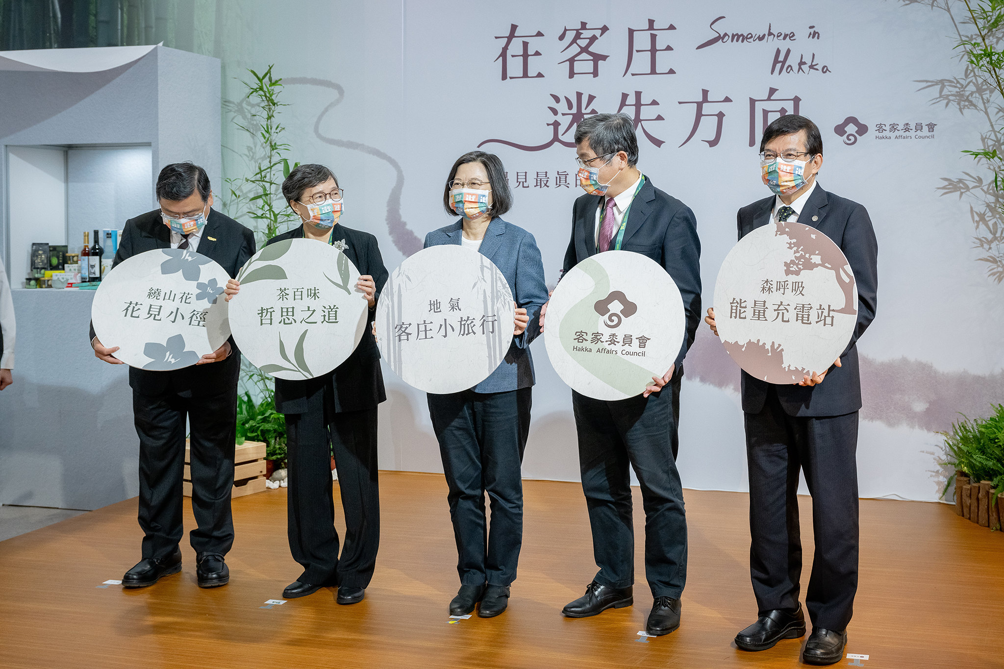 台北國際旅展今天登場,總統蔡英文造訪客委會「在客庄迷失方向」展區。總統府提供