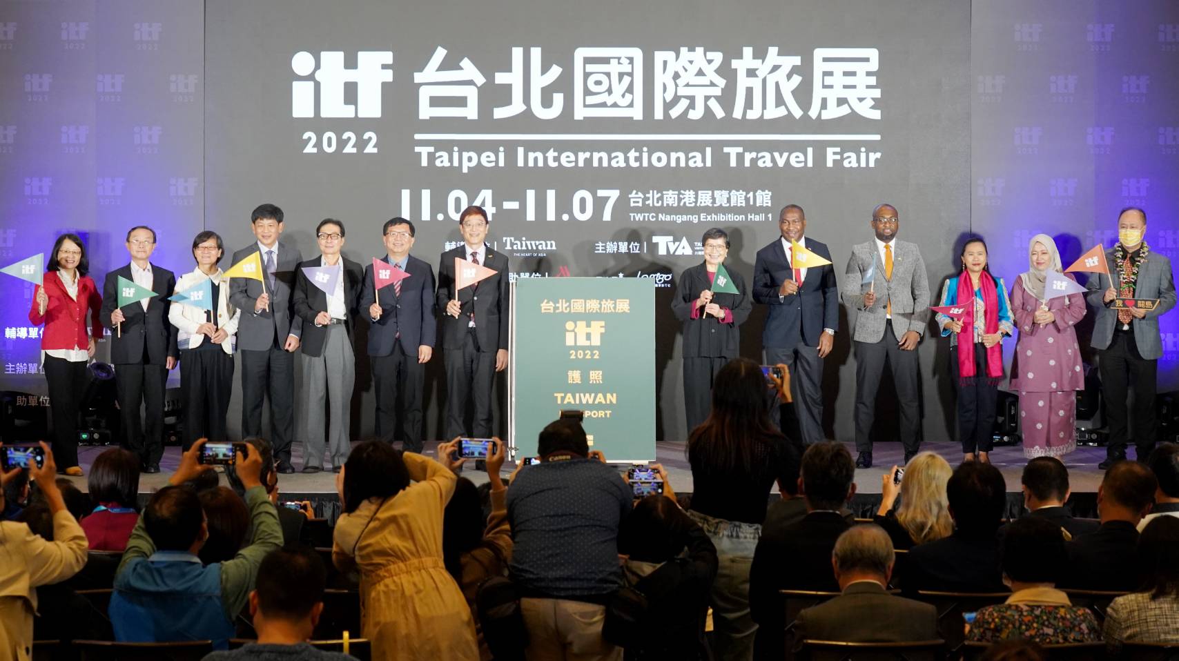 台灣觀光協會會長葉菊蘭（左六）、交通部觀光局副局長林信（左7））、客委會副主委鍾孔炤（左五）一同為本周五登場的ITF台北國際旅展進行啟動儀式。