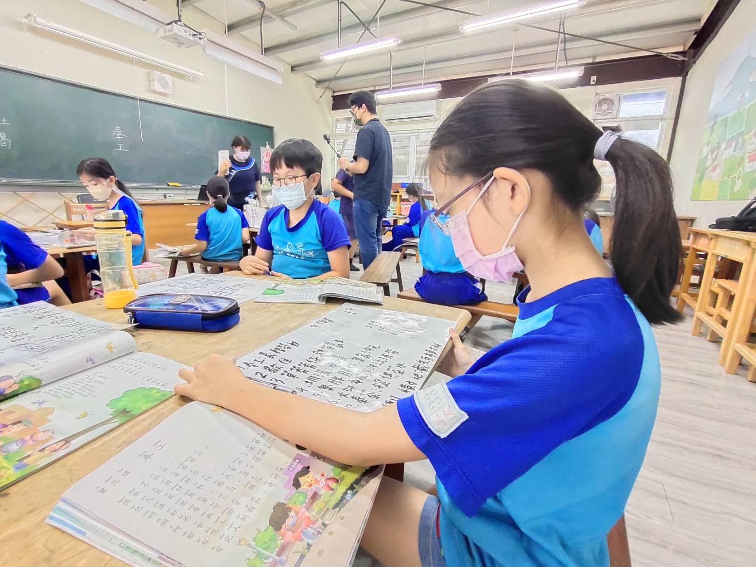 美濃國小客語教師吳瑟霞，客語教學採循序漸進式，低年級就以可以溝通為主，到了中年級以上就會開始帶領認識客語字，圖為4年級學生上客語課。蘇佑昇攝