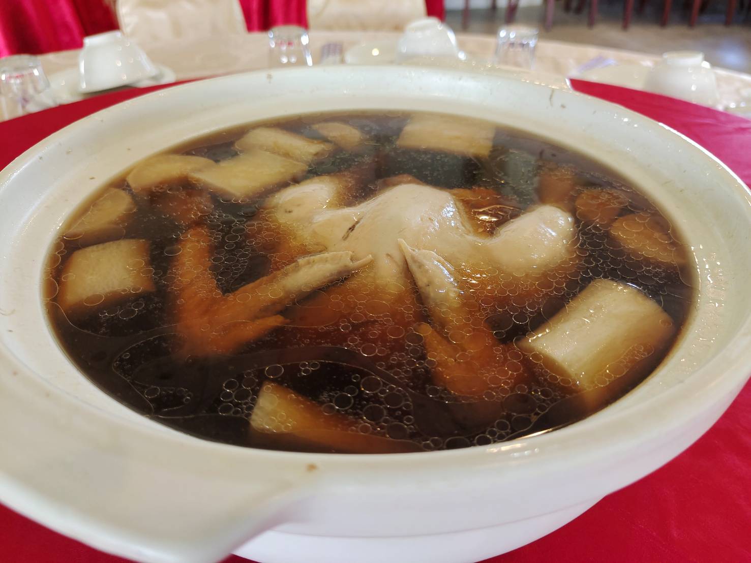 六堆客家特色大菜「白玉蘿蔔雞湯」。蘇佑昇攝