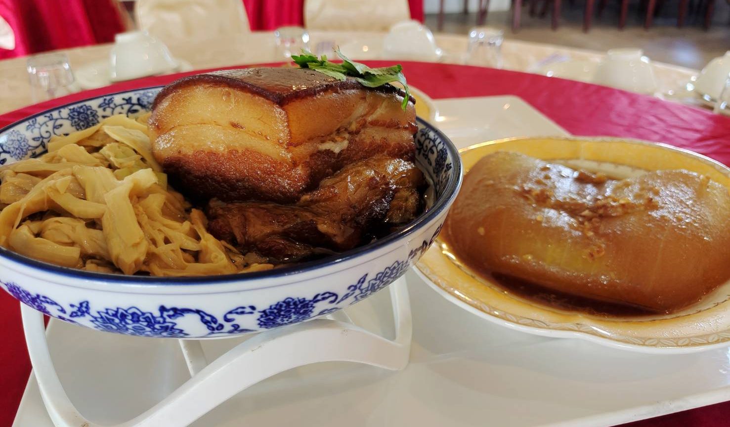 客家三大封，其中一封東坡控肉佐筍乾（左）。蘇佑昇攝