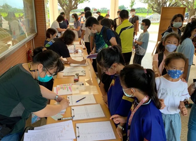 今年4月23日舉辦的全國首創的客英雙語說故事比賽，美濃國小學生表現十分亮眼。高雄市客家事務委員會提供