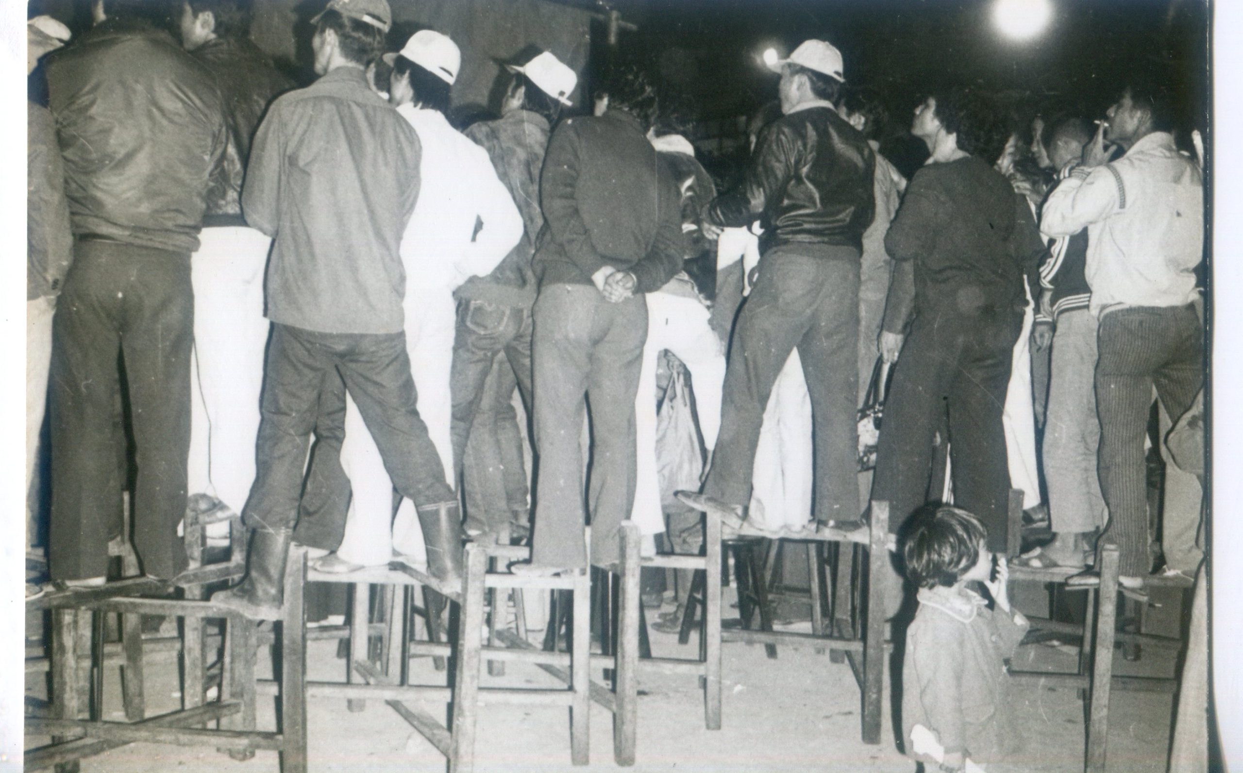 1981年苗栗縣長選舉在公館五穀宮前廣場舉行公辦政見會，聽眾爬上廟前桌椅，爭睹候選人發表政見。何來美攝
