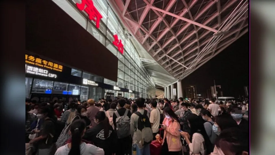 民眾怕封城,漏夜到車站搶搭火車離開。翻攝畫面