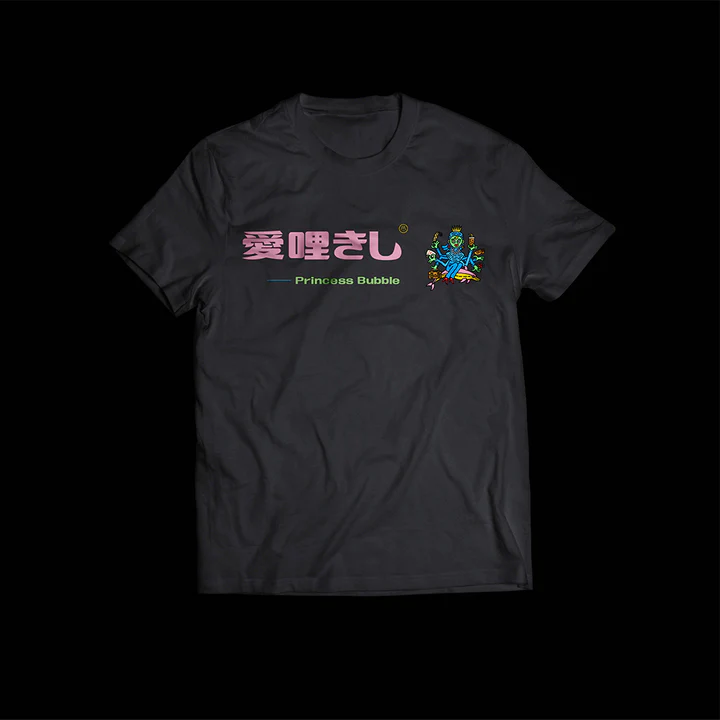 同根生樂團的衣服寫著「愛哩きし」大玩電影梗,也透露同根生充滿幽默的風格。翻攝自同根生周邊商品網站