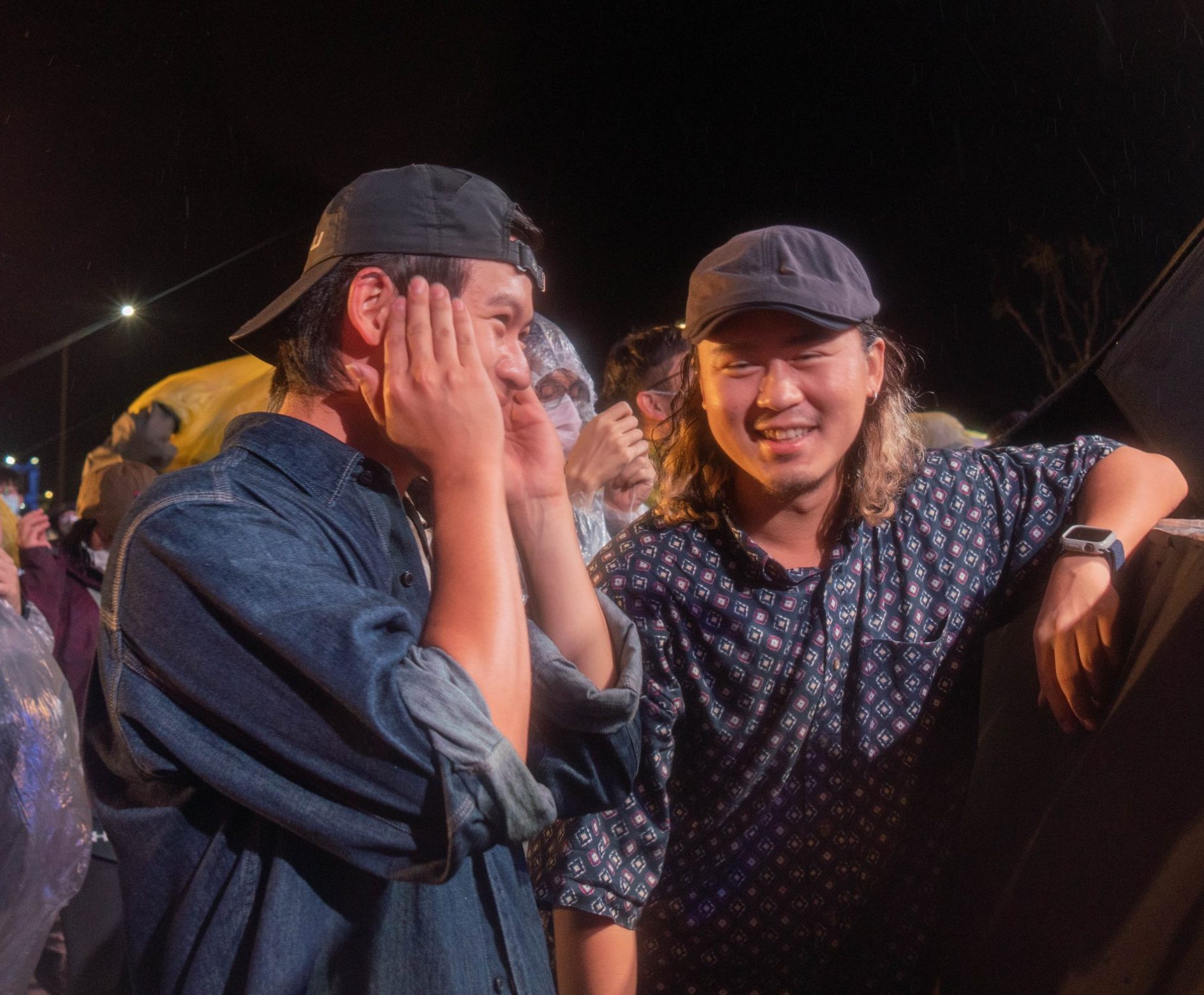 喜歡跑音樂的賴尚群(右)與吉他手Sam(左)，除了自己上台表演外，也很享受在台下聽音樂的氣氛。洪俊傑攝