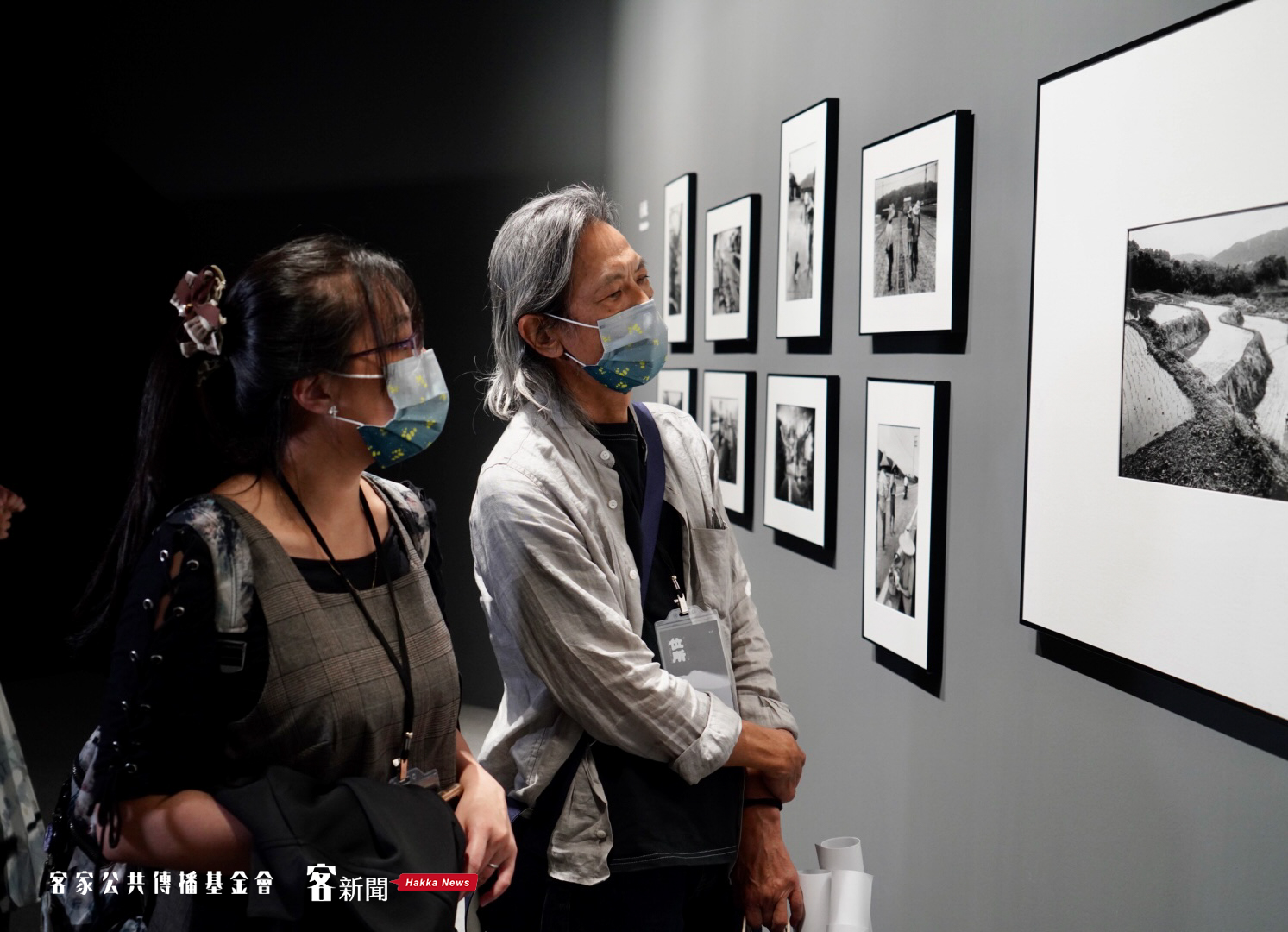 已故作家鍾肇政次子鍾延威（右）也到場觀展。宋佩遙攝