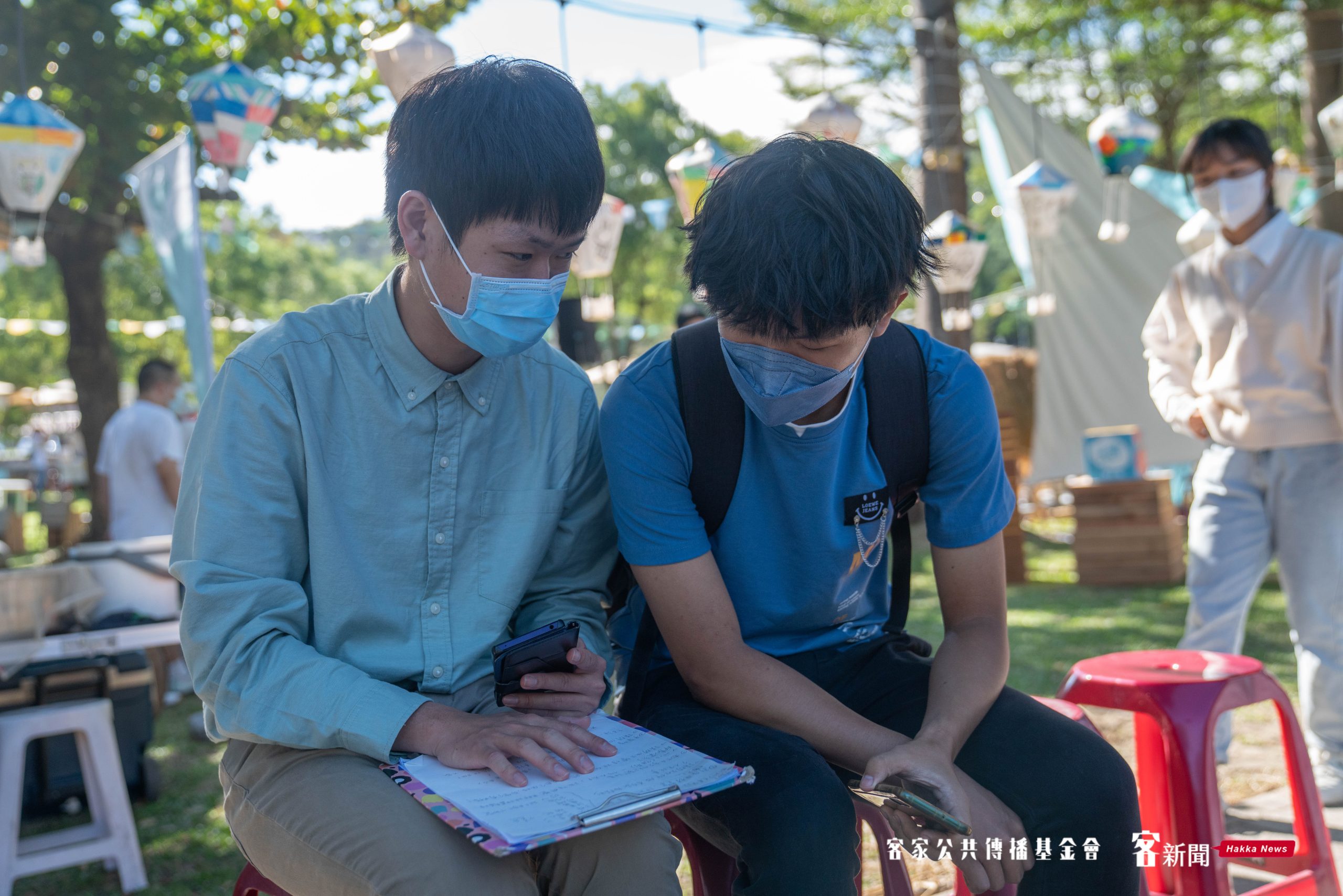 廣播小DJ温家孟(左一)在車外準備訪問筆記。洪俊傑攝