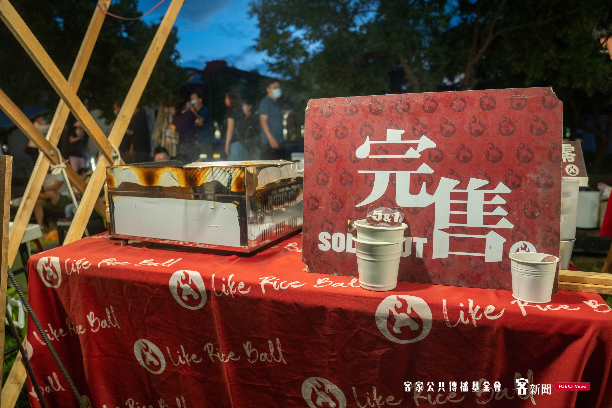 人潮絡繹不絕,許多攤販早早就販售完畢。洪俊傑攝