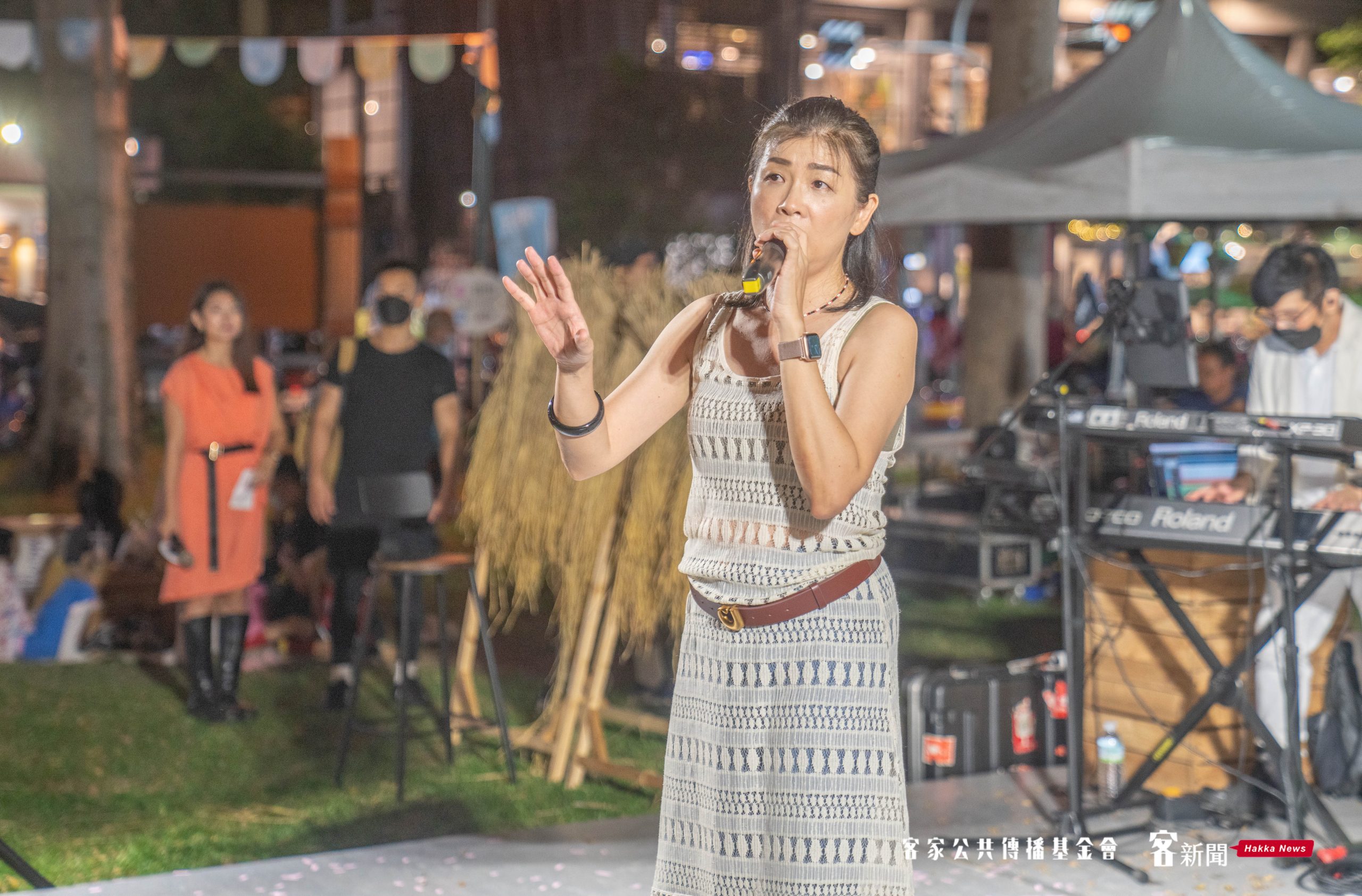徐世慧演唱「食飽夜」呼應現場的氣氛,吃飽飯後來聽歌。洪俊傑攝
