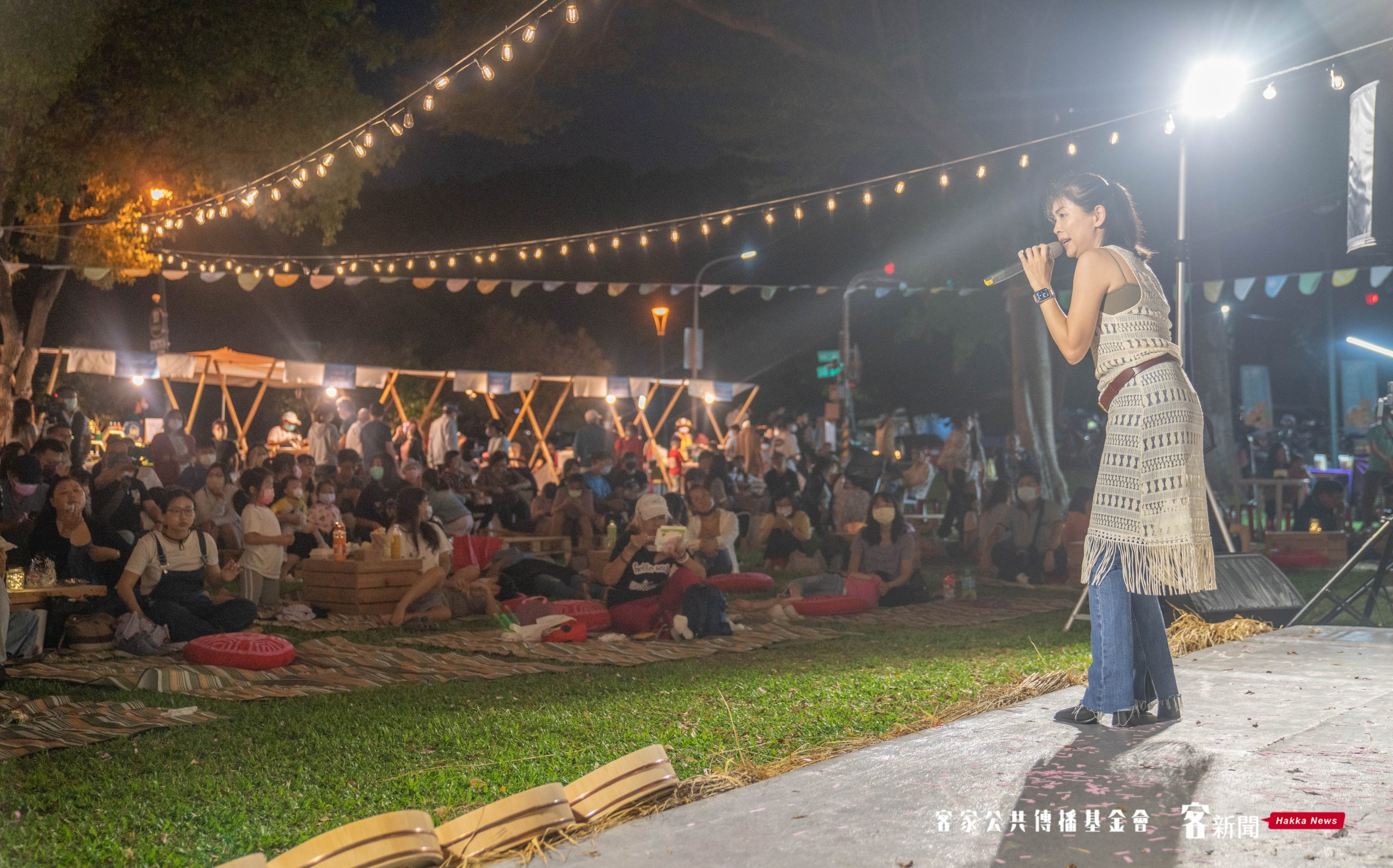 徐世慧演唱「食飽夜」呼應現場的氣氛,吃飽飯後來聽歌。洪俊傑攝