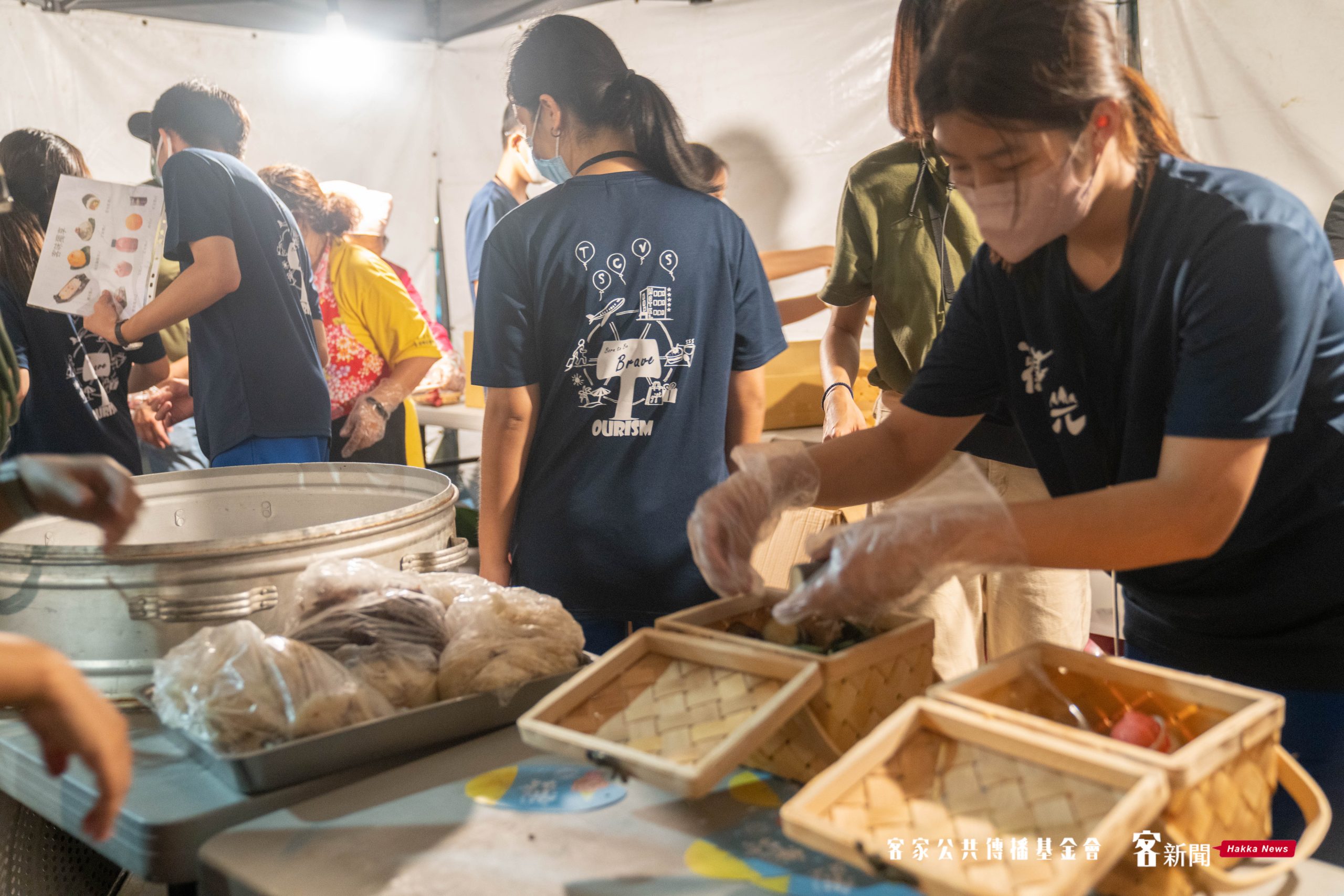 工作人員正在分裝餐盒。洪俊傑攝