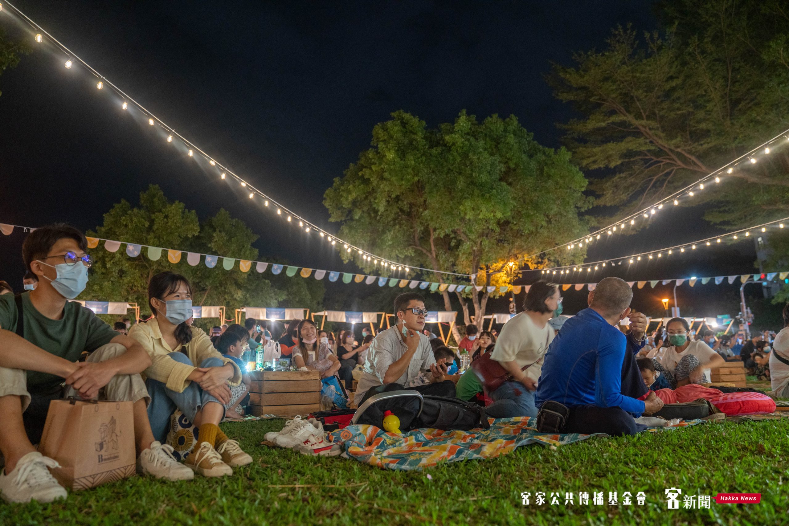 夜晚的草地野餐,特別浪漫。洪俊傑攝