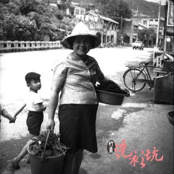 柳九妹女士、東寧橋頭素人攝影師李增昌的賢內助,她剛從橋下的洗衫坑洗完衣服和青菜。翻攝自竹東洗衫坑臉書