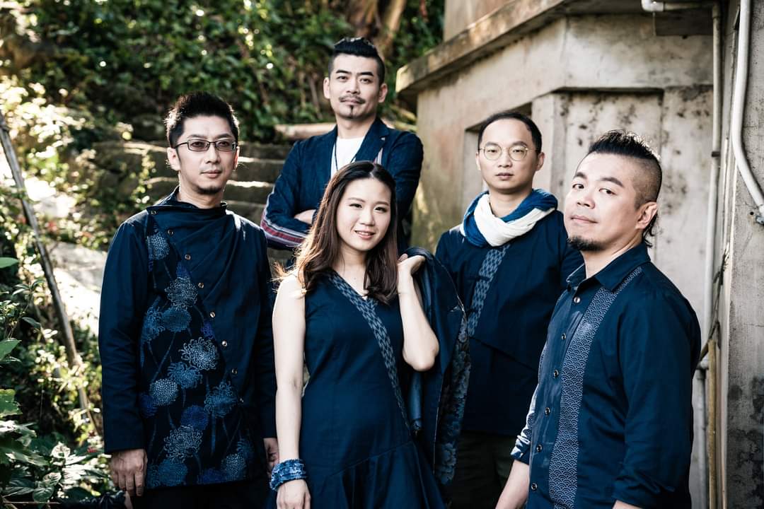 「打幫你樂團」,由多次入圍金曲獎最佳客語歌手獎的新⽵橫山子弟劉榮昌組成,以客語、閩南語、國語融合創作歌曲,並且在歌詞中引⽤台灣傳統念歌或山歌歌詞,讓傳統價值得以延續。翻攝自竹東洗衫坑臉書