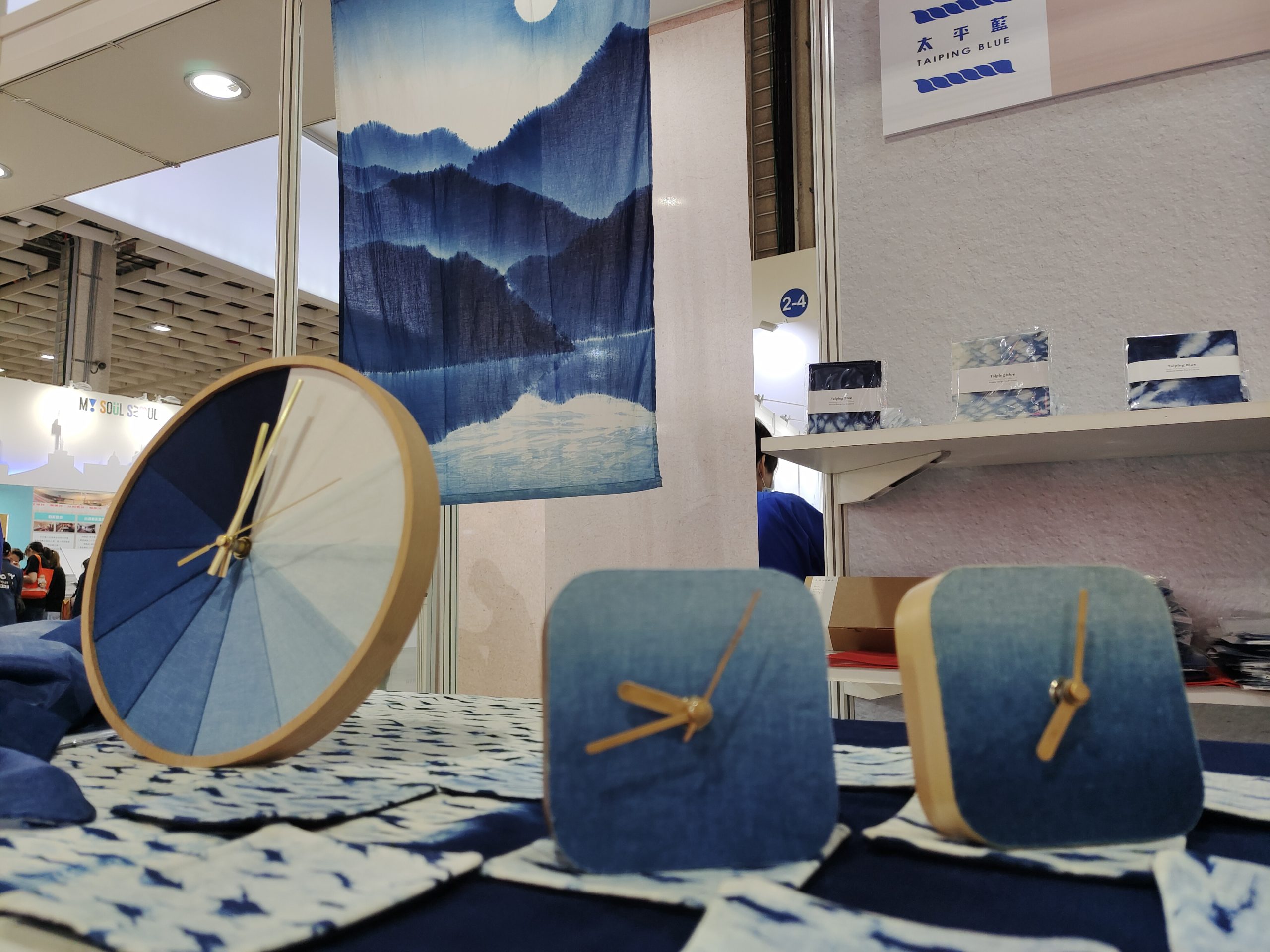 客家主題館(J817攤位)有店家「太平藍」展出客家藍染織品。蘇佑昇攝