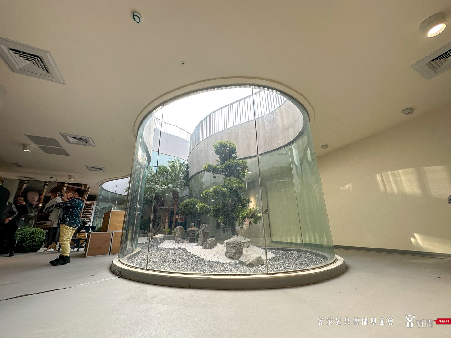 臺灣客家茶文化館跳脫傳統建築思維，每一個角落都是網美拍照景點。范修語攝