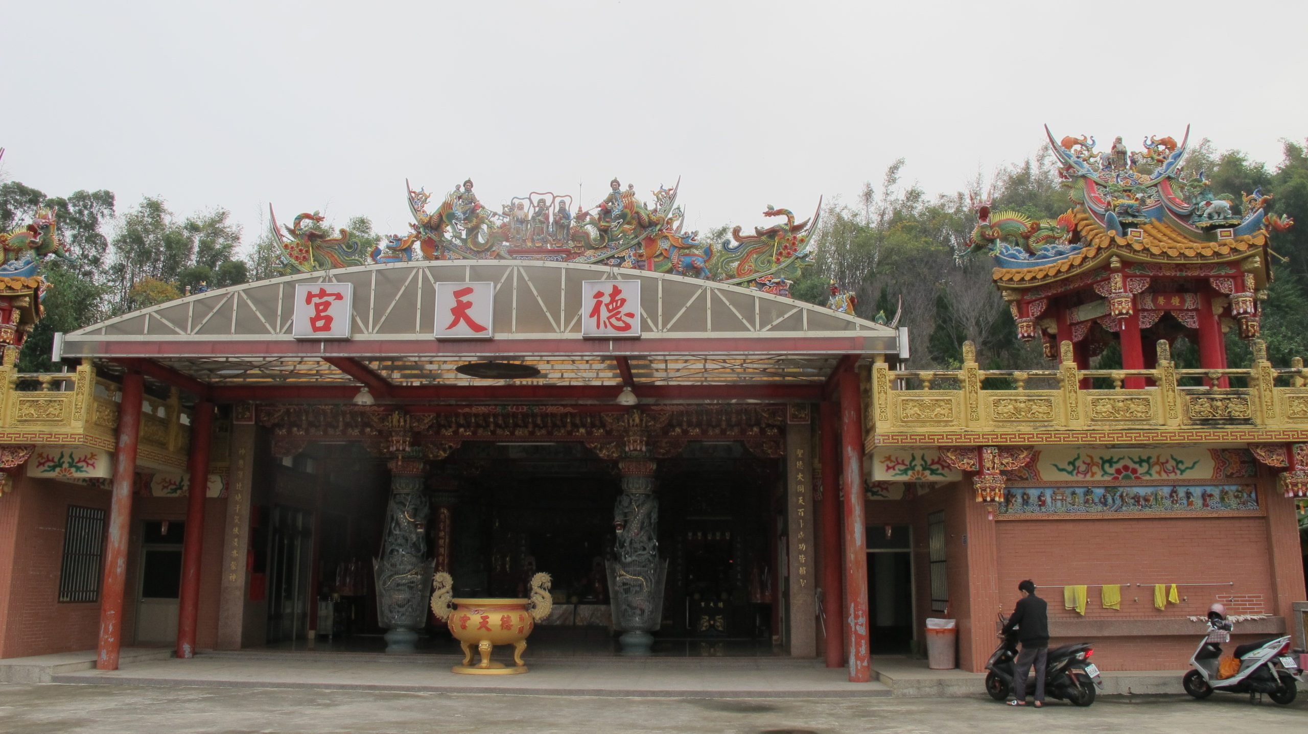 西湖鄉鴨母坑（金獅、龍洞村）輪祀的「三官爐」，因爐主家火警，現改到德天宮共祀。何來美攝