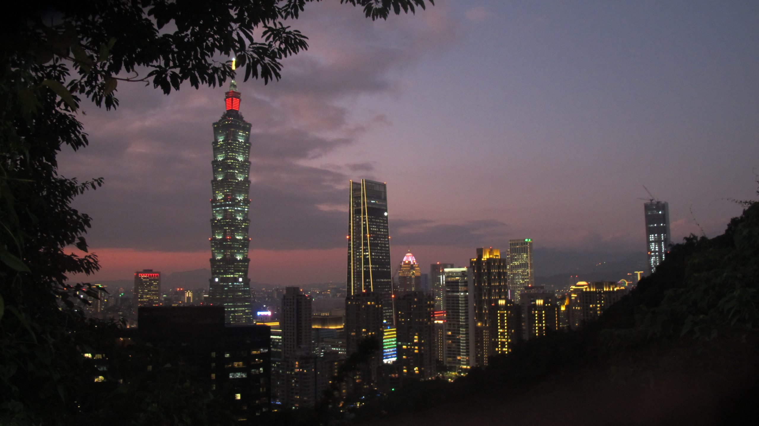 台北市信義區是全台最現代化的地區，客家人口排名23名，圖為從象山看信義區夜景。何來美攝